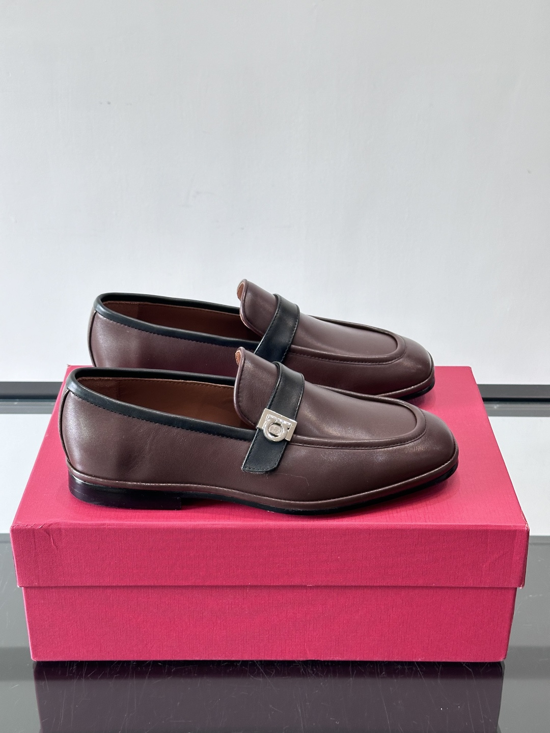 菲拉格慕这款乐福鞋选用真皮，鞋面光滑细腻，搭配黑色皮带和金属马衔扣，简约又奢华子。橡胶鞋底耐磨防滑，长时