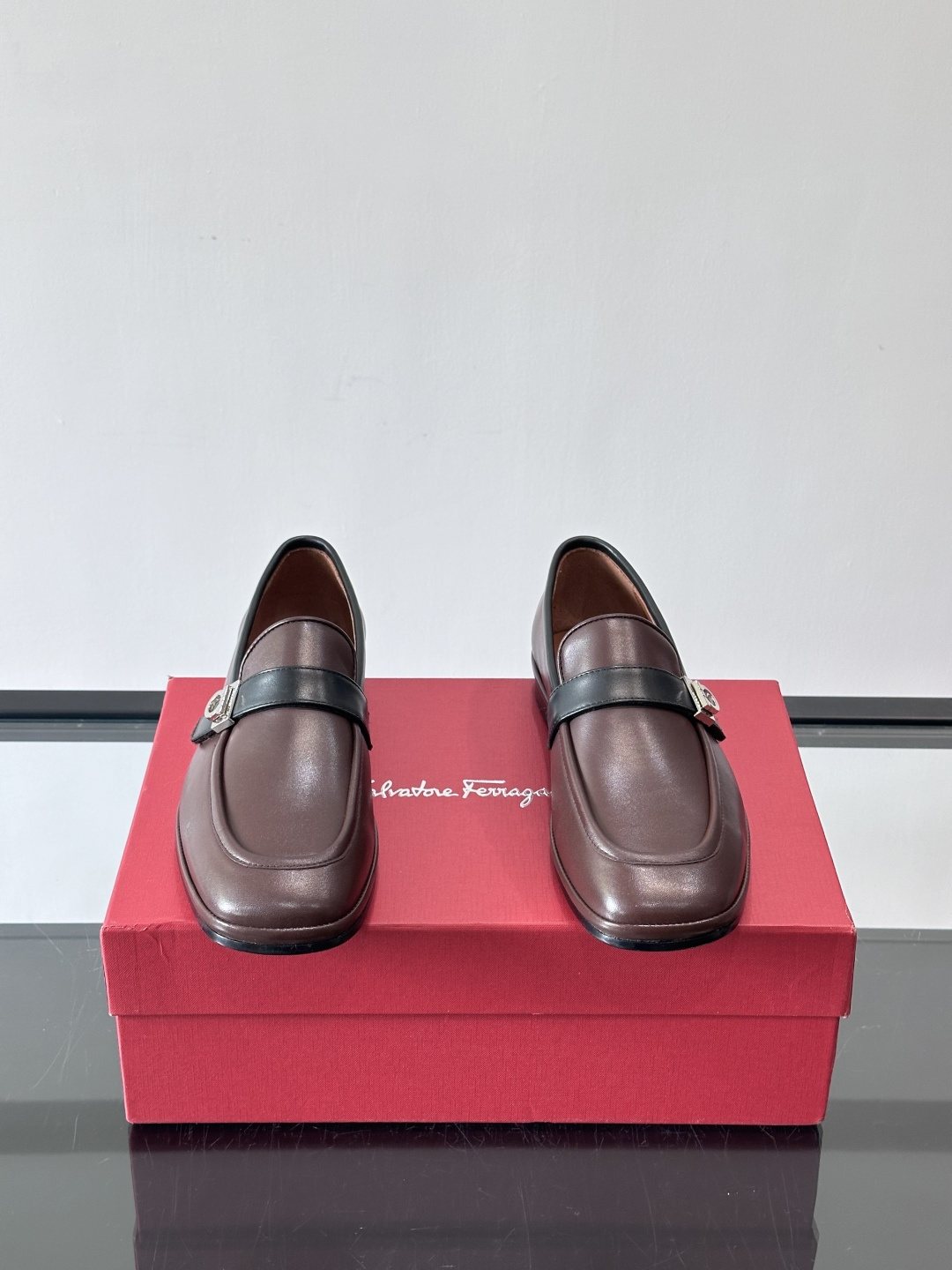 菲拉格慕这款乐福鞋选用真皮，鞋面光滑细腻，搭配黑色皮带和金属马衔扣，简约又奢华子。橡胶鞋底耐磨防滑，长时