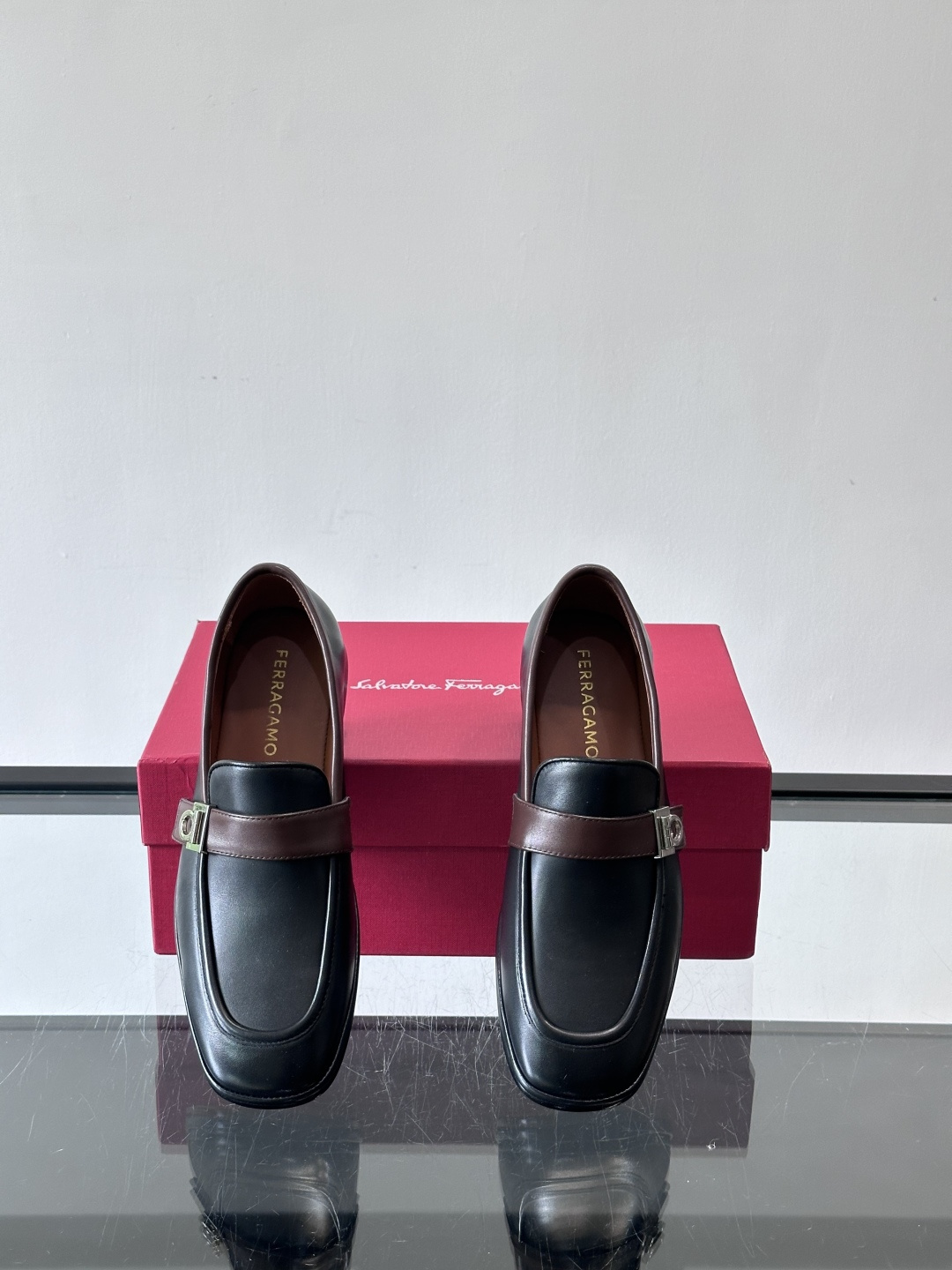 菲拉格慕这款乐福鞋选用真皮，鞋面光滑细腻，搭配黑色皮带和金属马衔扣，简约又奢华子。橡胶鞋底耐磨防滑，长时