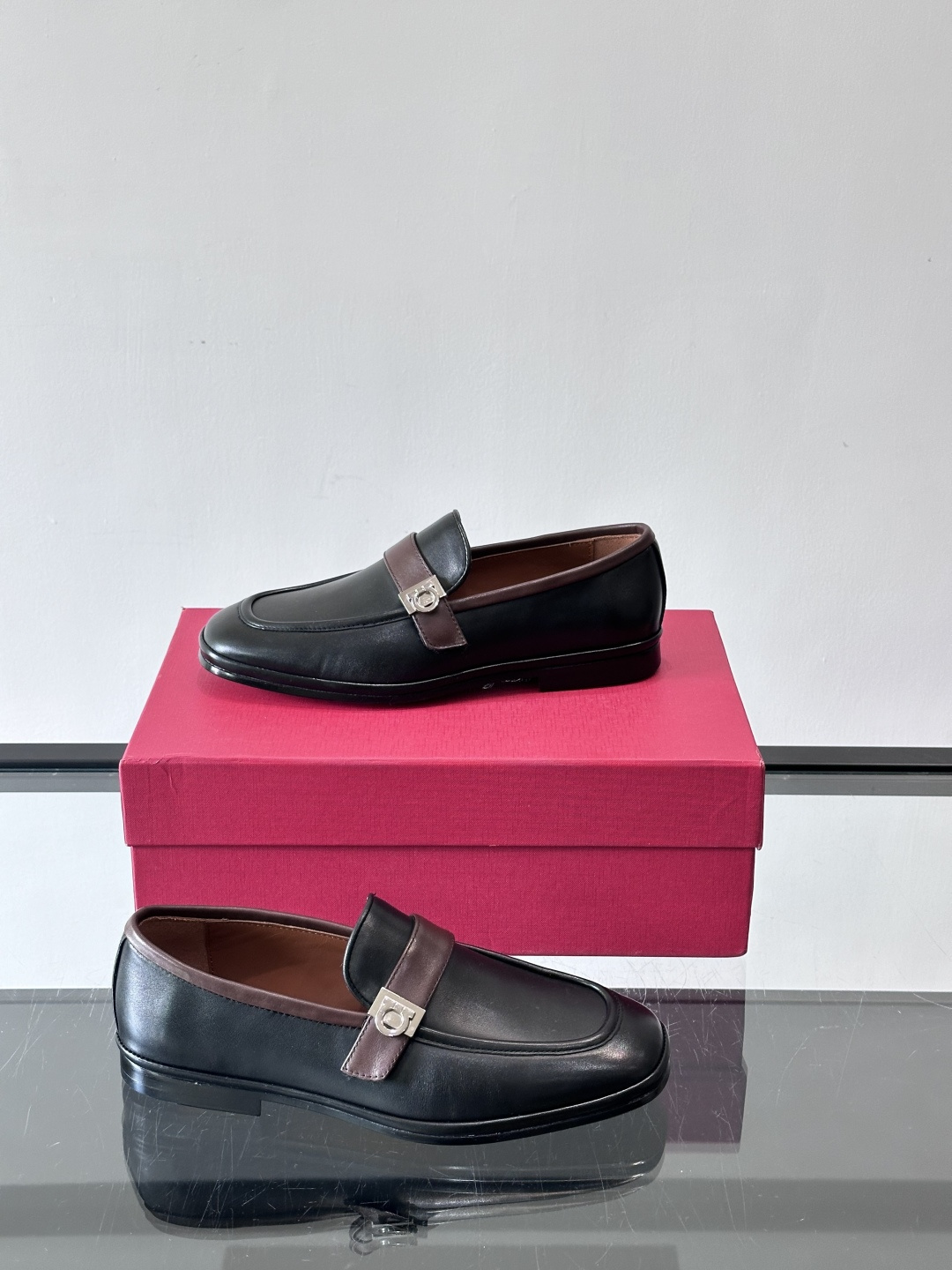 菲拉格慕这款乐福鞋选用真皮，鞋面光滑细腻，搭配黑色皮带和金属马衔扣，简约又奢华子。橡胶鞋底耐磨防滑，长时