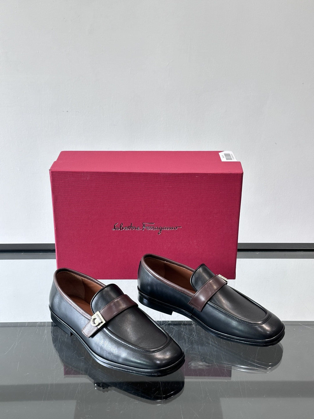 菲拉格慕这款乐福鞋选用真皮，鞋面光滑细腻，搭配黑色皮带和金属马衔扣，简约又奢华子。橡胶鞋底耐磨防滑，长时