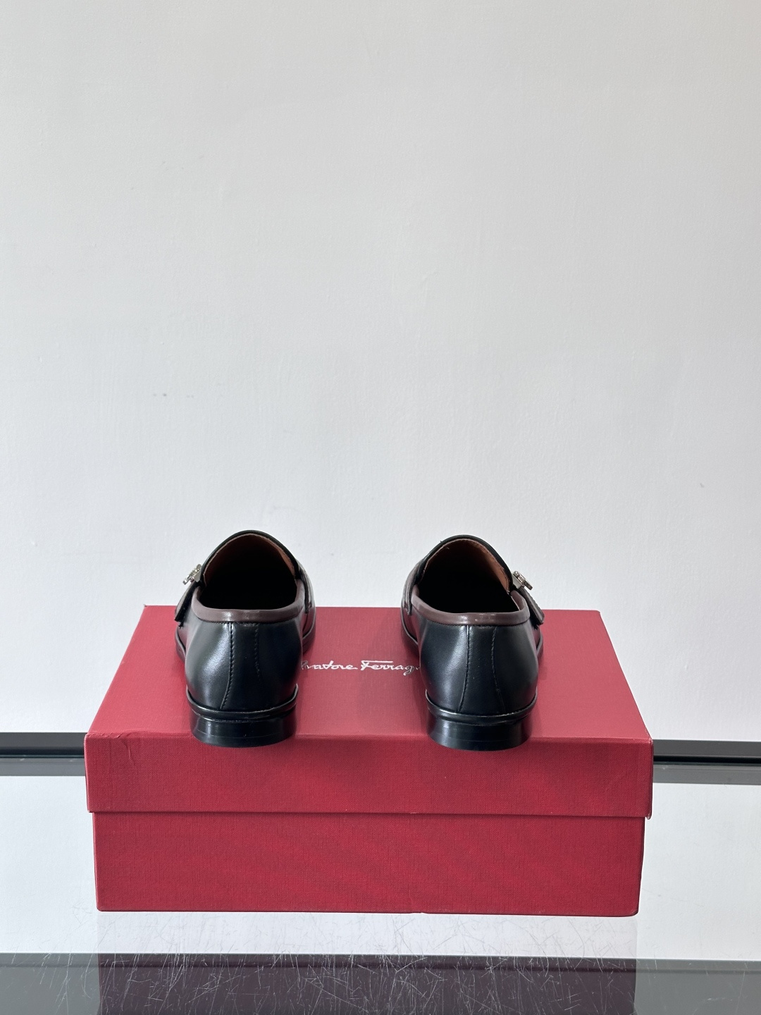 菲拉格慕这款乐福鞋选用真皮，鞋面光滑细腻，搭配黑色皮带和金属马衔扣，简约又奢华子。橡胶鞋底耐磨防滑，长时