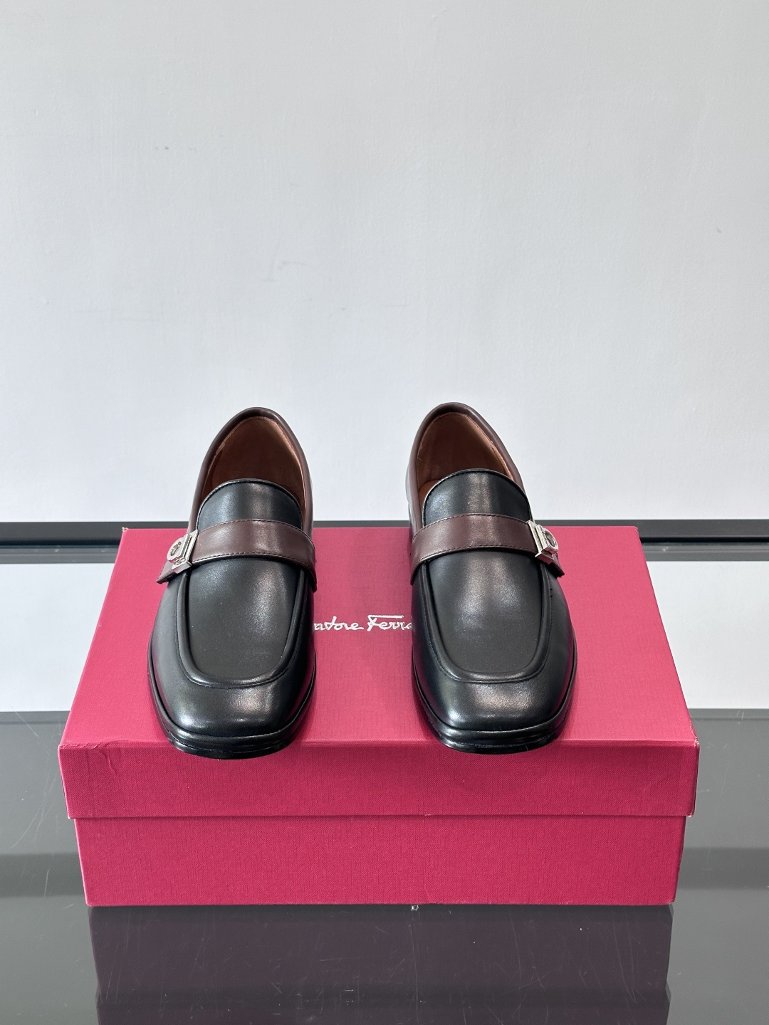 菲拉格慕这款乐福鞋选用真皮，鞋面光滑细腻，搭配黑色皮带和金属马衔扣，简约又奢华子。橡胶鞋底耐磨防滑，长时