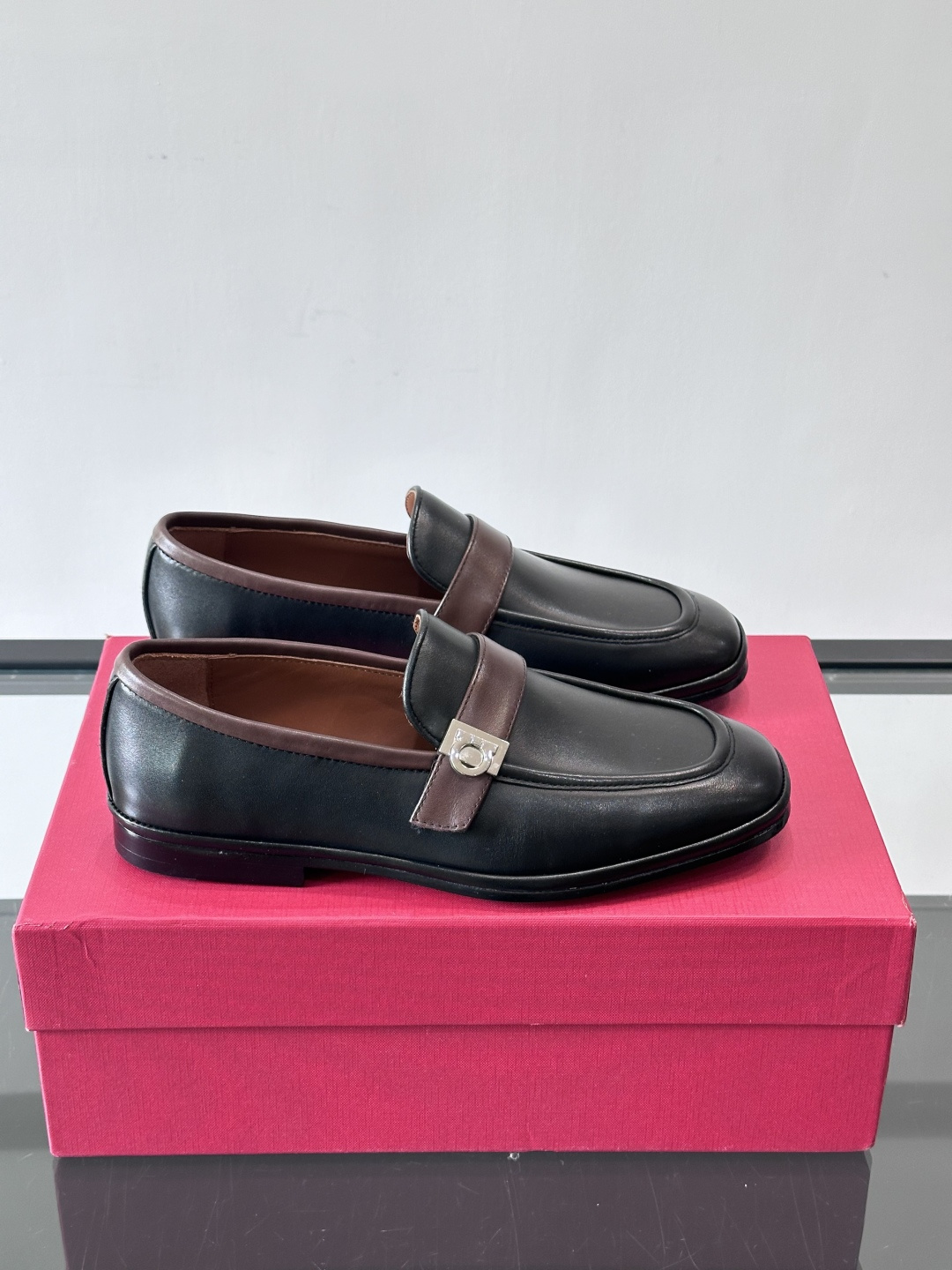 NO:587299,Ferragamo's loafers are made of genuine leather, with a smooth and delicate upper, a black belt and a metal horsebit buckle. They are simple and luxurious. The rubber soles are wear-resistant and non-slip, and are very comfortable for long walks. Whether paired with trousers or jeans, you can easily control the business casual style, perfect for commuting and dating!  The metal buckle design is low-key and exquisite, which is the classic symbol of Ferragamo, and the texture is perfect. , size39-44 (customized at 38.45), Ferragamo leather shoes, ferragamo, loafers, jeans19860909菲拉格慕这款乐福鞋选用真皮,鞋面光滑细腻,搭配黑色皮带和金属马衔扣,简约又奢华子.橡胶鞋底耐磨防滑,长时间行走也很舒适.无论搭配西裤还是牛仔裤,都能轻松驾驭商务休闲风,通勤约会都很适合！ 金属扣设计低调精致,是菲拉格慕的经典标志,质感满分型. ,size39-44（38.45定做）,菲拉格慕 皮鞋,ferragamo,loafers,jeans,Men's shoes