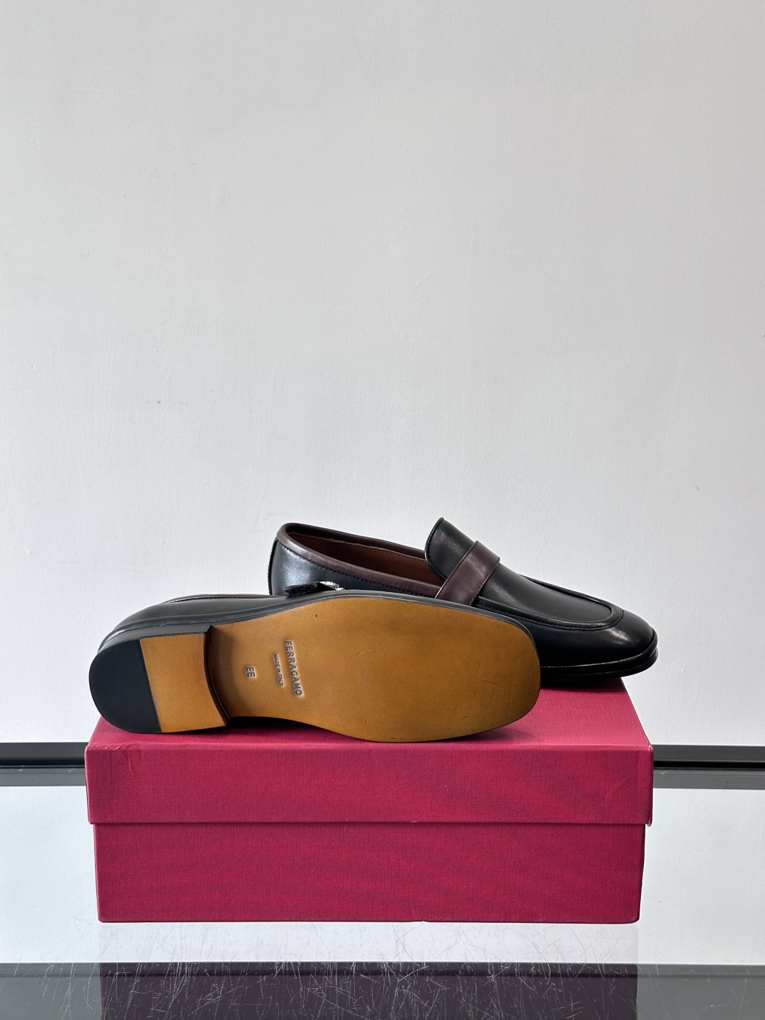 菲拉格慕这款乐福鞋选用真皮，鞋面光滑细腻，搭配黑色皮带和金属马衔扣，简约又奢华子。橡胶鞋底耐磨防滑，长时