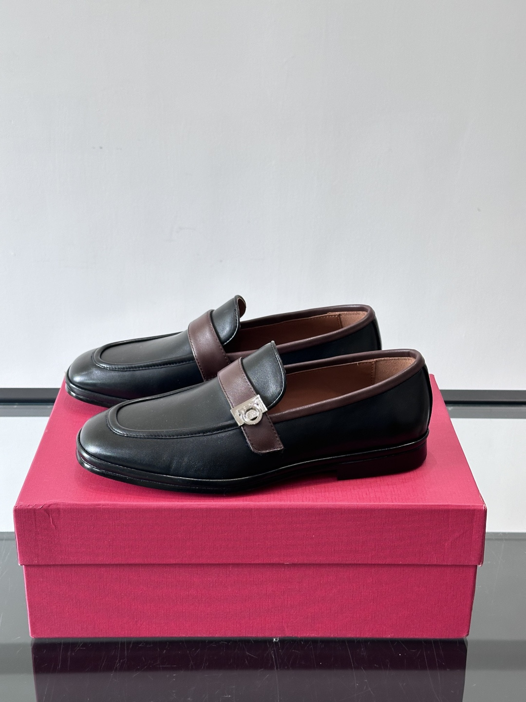 菲拉格慕这款乐福鞋选用真皮，鞋面光滑细腻，搭配黑色皮带和金属马衔扣，简约又奢华子。橡胶鞋底耐磨防滑，长时