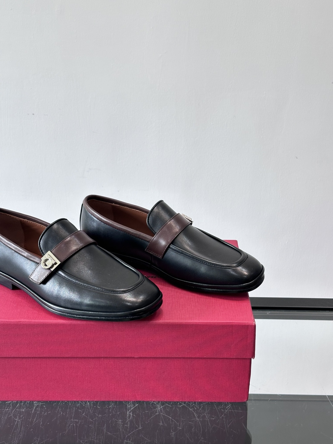 菲拉格慕这款乐福鞋选用真皮，鞋面光滑细腻，搭配黑色皮带和金属马衔扣，简约又奢华子。橡胶鞋底耐磨防滑，长时