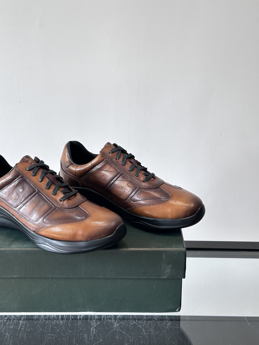 berl布鲁提男士真皮运动鞋意大利奢侈品牌出品，头层牛皮鞋面，质感细腻耐用。侧面有品牌压纹，辨识度超高。