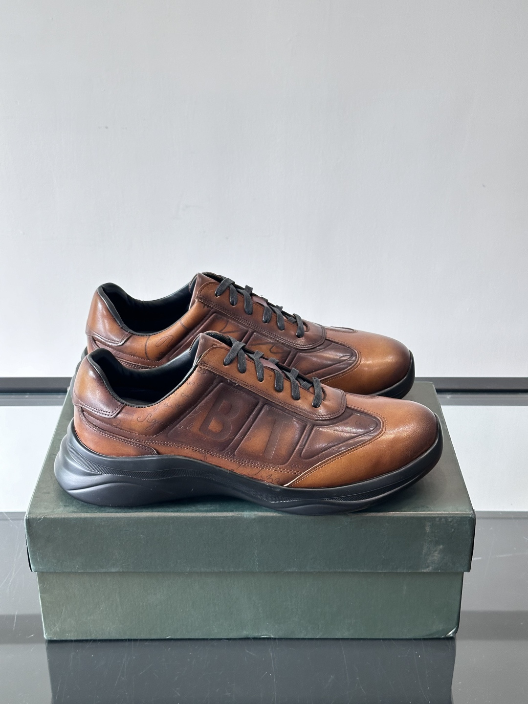 berl布鲁提男士真皮运动鞋意大利奢侈品牌出品，头层牛皮鞋面，质感细腻耐用。侧面有品牌压纹，辨识度超高。