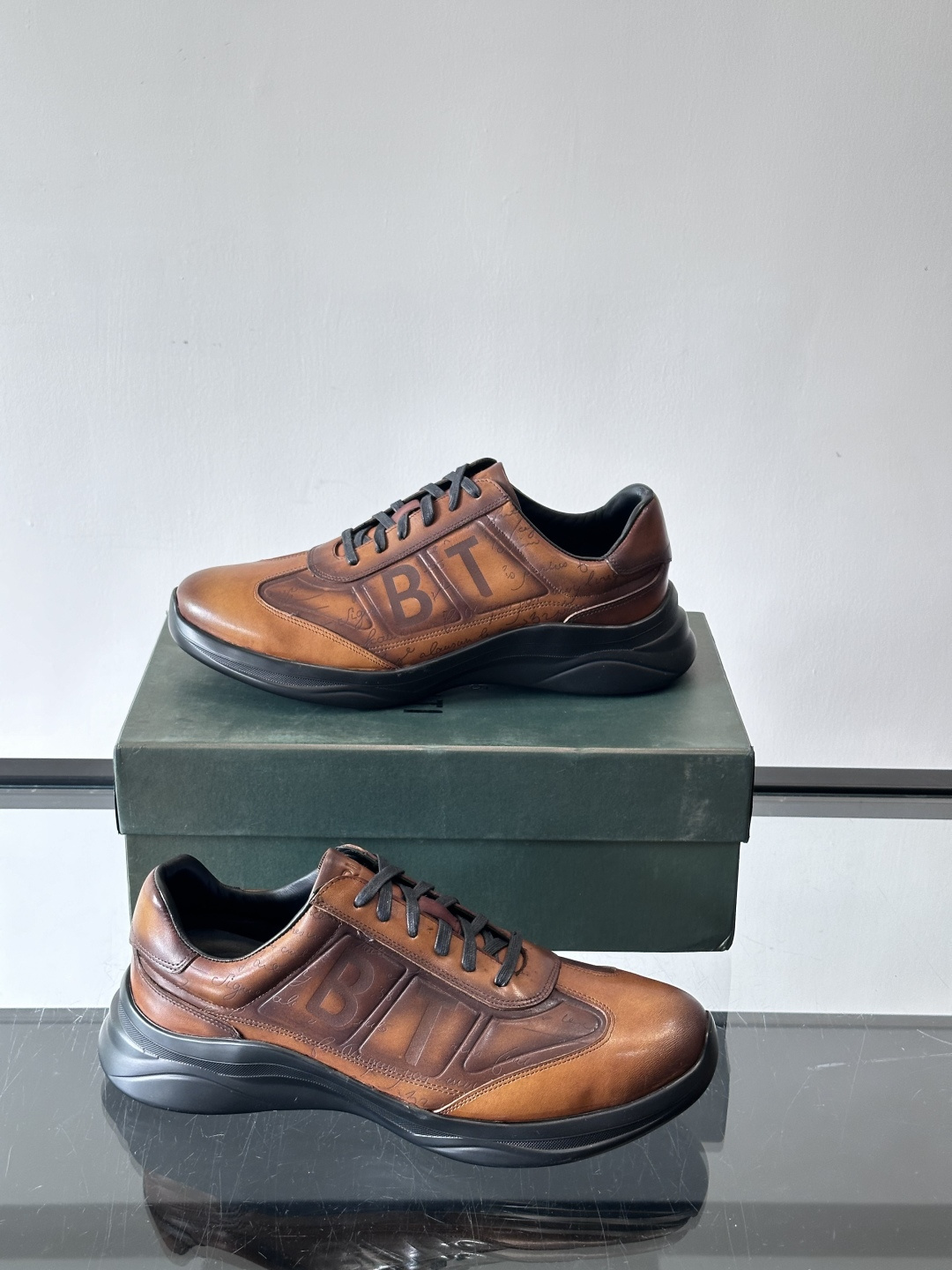 berl布鲁提男士真皮运动鞋意大利奢侈品牌出品，头层牛皮鞋面，质感细腻耐用。侧面有品牌压纹，辨识度超高。