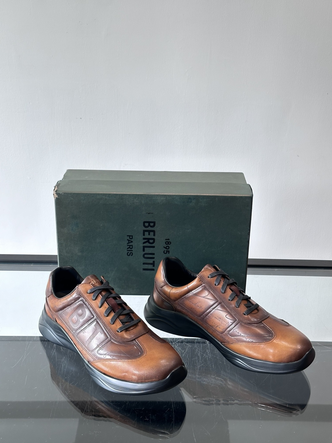 berl布鲁提男士真皮运动鞋意大利奢侈品牌出品，头层牛皮鞋面，质感细腻耐用。侧面有品牌压纹，辨识度超高。