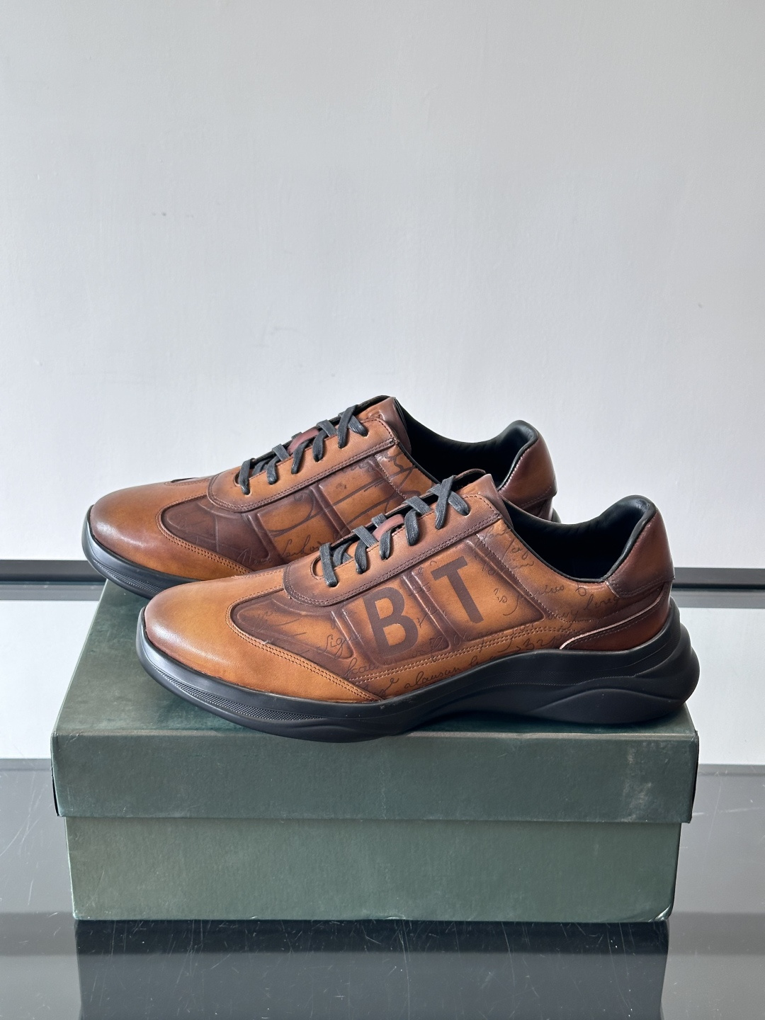 berl布鲁提男士真皮运动鞋意大利奢侈品牌出品，头层牛皮鞋面，质感细腻耐用。侧面有品牌压纹，辨识度超高。