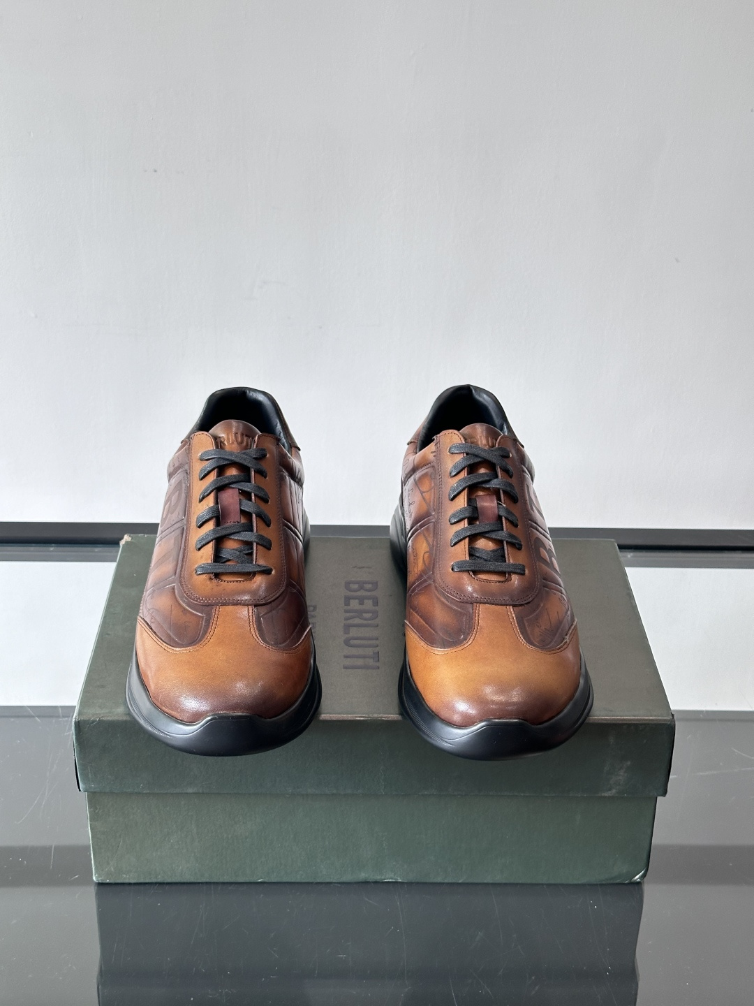 berl布鲁提男士真皮运动鞋意大利奢侈品牌出品，头层牛皮鞋面，质感细腻耐用。侧面有品牌压纹，辨识度超高。