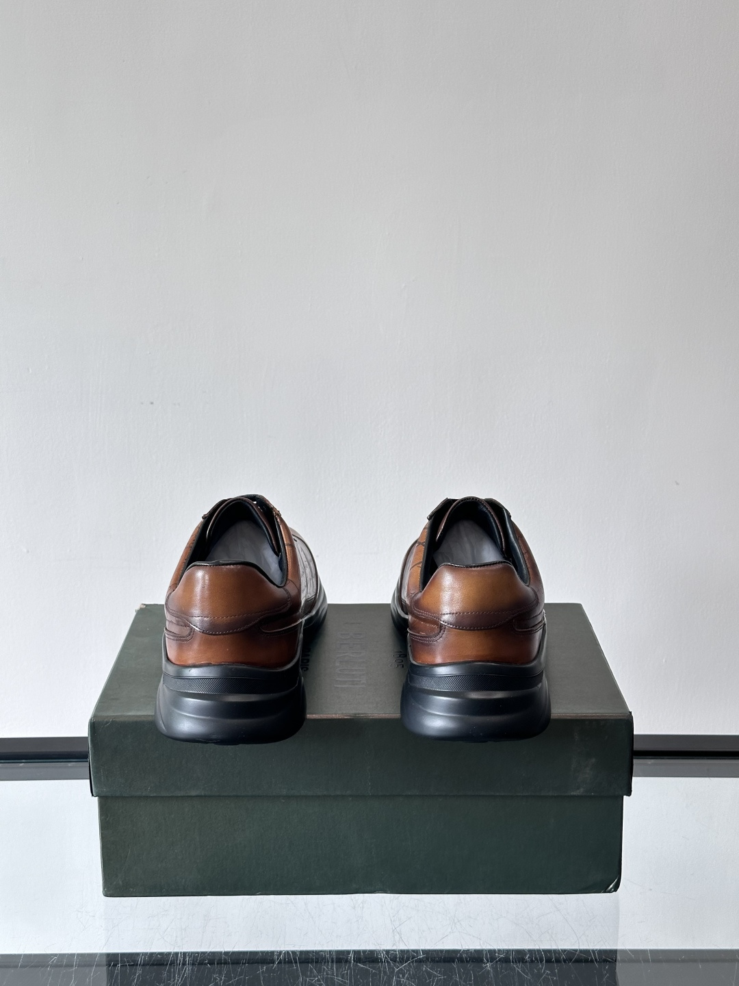 berl布鲁提男士真皮运动鞋意大利奢侈品牌出品，头层牛皮鞋面，质感细腻耐用。侧面有品牌压纹，辨识度超高。