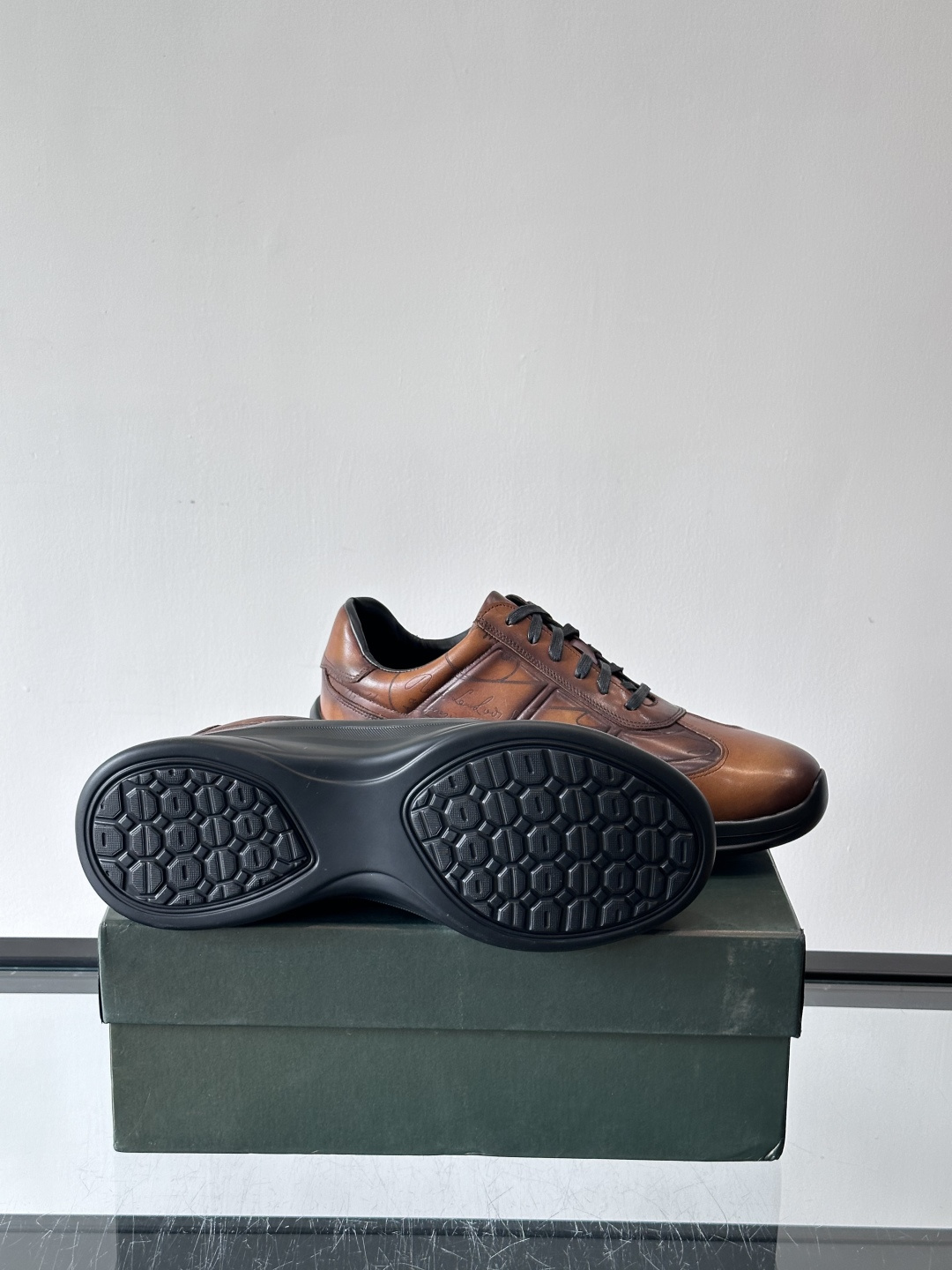 berl布鲁提男士真皮运动鞋意大利奢侈品牌出品，头层牛皮鞋面，质感细腻耐用。侧面有品牌压纹，辨识度超高。