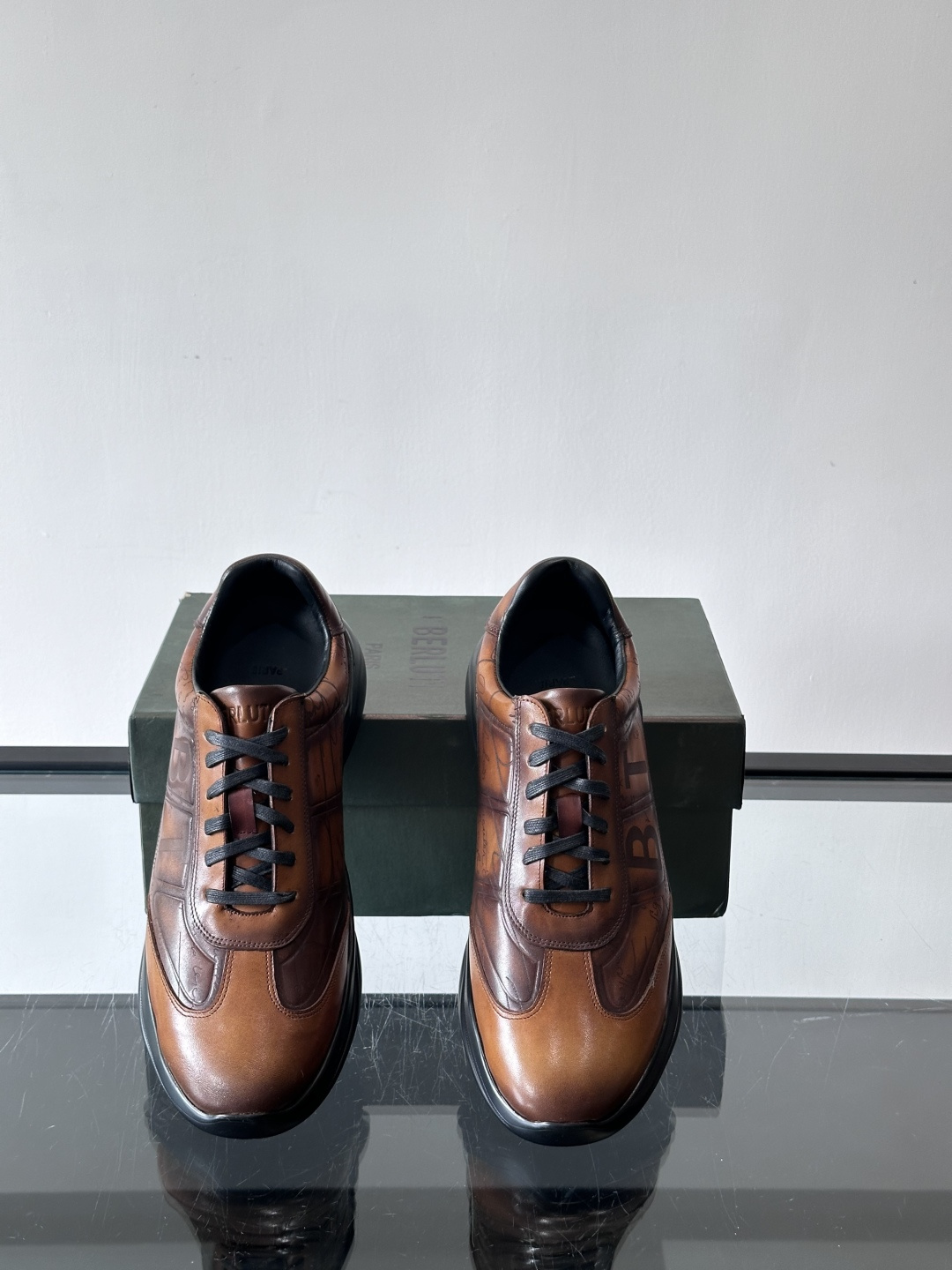 berl布鲁提男士真皮运动鞋意大利奢侈品牌出品，头层牛皮鞋面，质感细腻耐用。侧面有品牌压纹，辨识度超高。