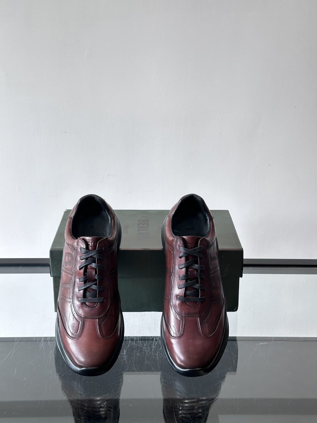 berl布鲁提男士真皮运动鞋意大利奢侈品牌出品，头层牛皮鞋面，质感细腻耐用。侧面有品牌压纹，辨识度超高。