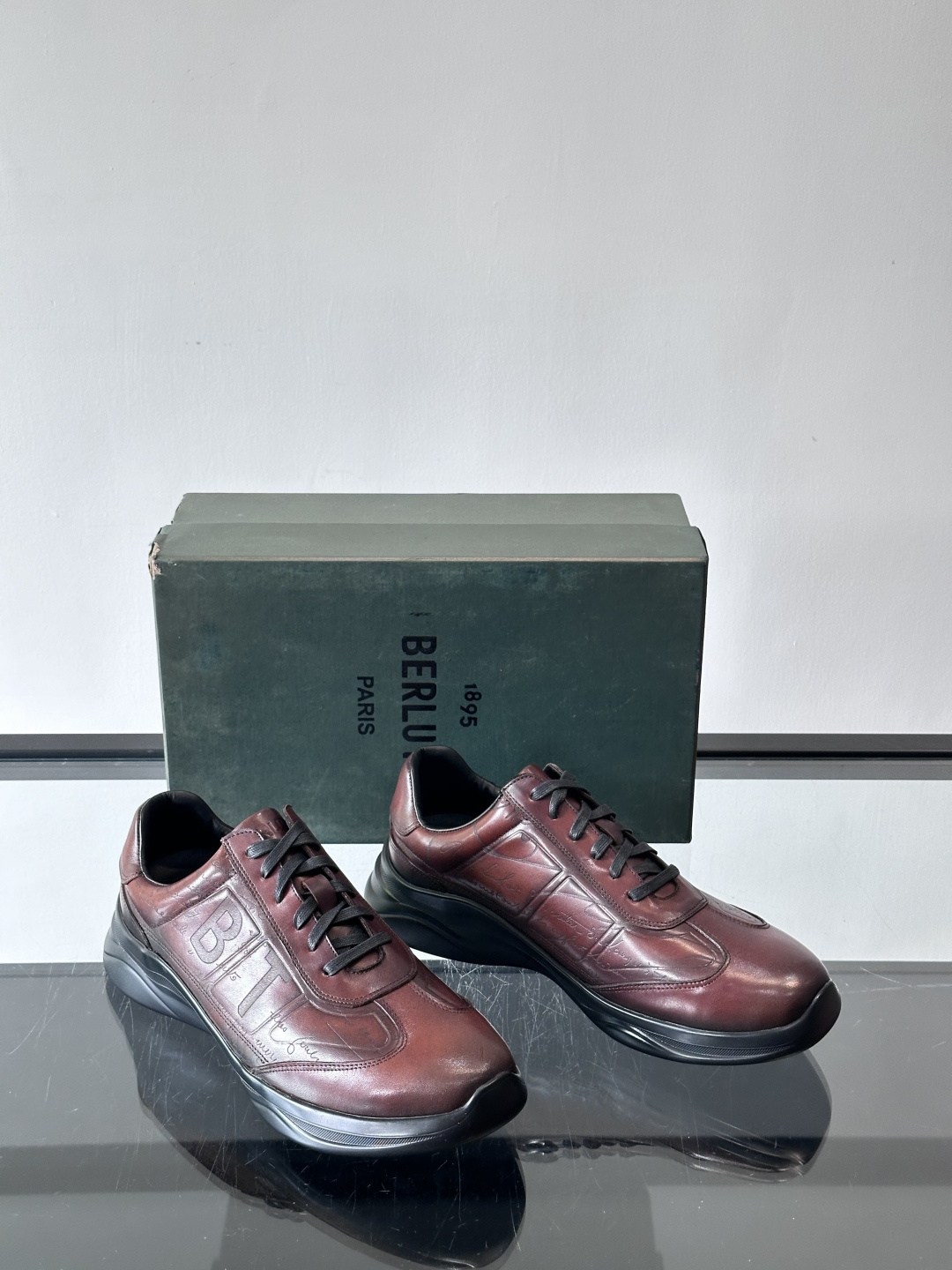 berl布鲁提男士真皮运动鞋意大利奢侈品牌出品，头层牛皮鞋面，质感细腻耐用。侧面有品牌压纹，辨识度超高。