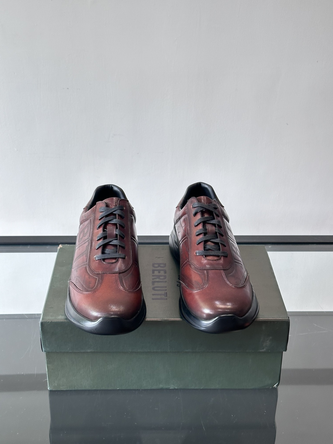 berl布鲁提男士真皮运动鞋意大利奢侈品牌出品，头层牛皮鞋面，质感细腻耐用。侧面有品牌压纹，辨识度超高。