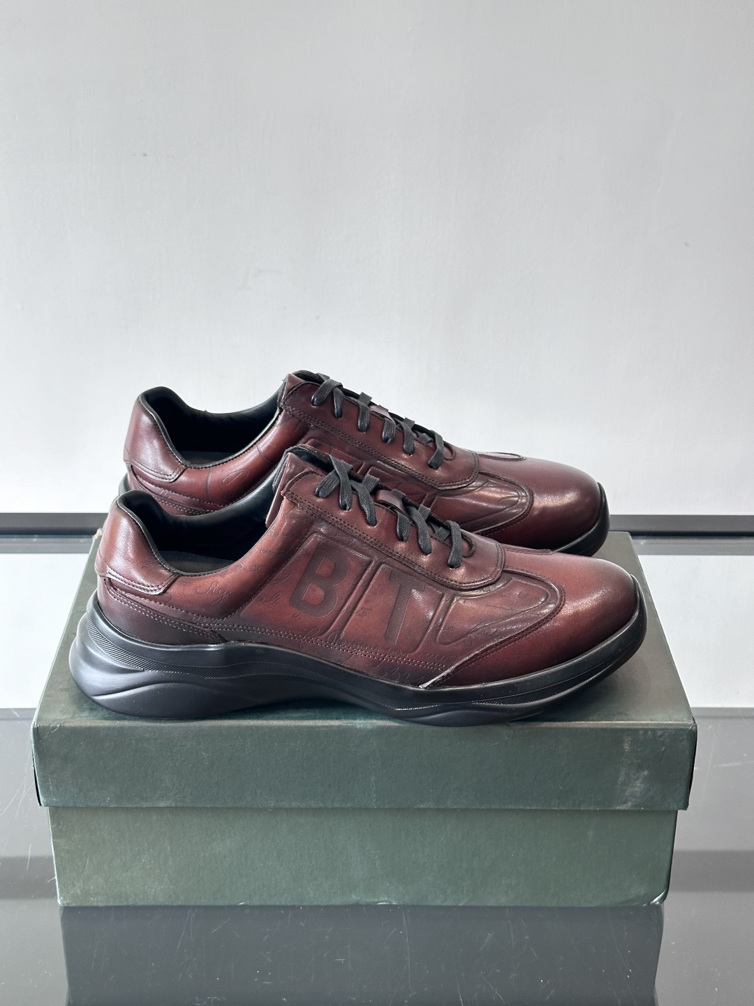 berl布鲁提男士真皮运动鞋意大利奢侈品牌出品，头层牛皮鞋面，质感细腻耐用。侧面有品牌压纹，辨识度超高。