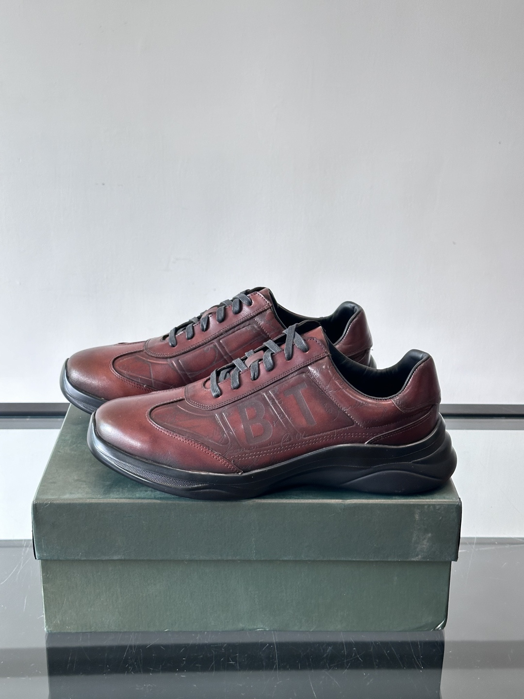 berl布鲁提男士真皮运动鞋意大利奢侈品牌出品，头层牛皮鞋面，质感细腻耐用。侧面有品牌压纹，辨识度超高。