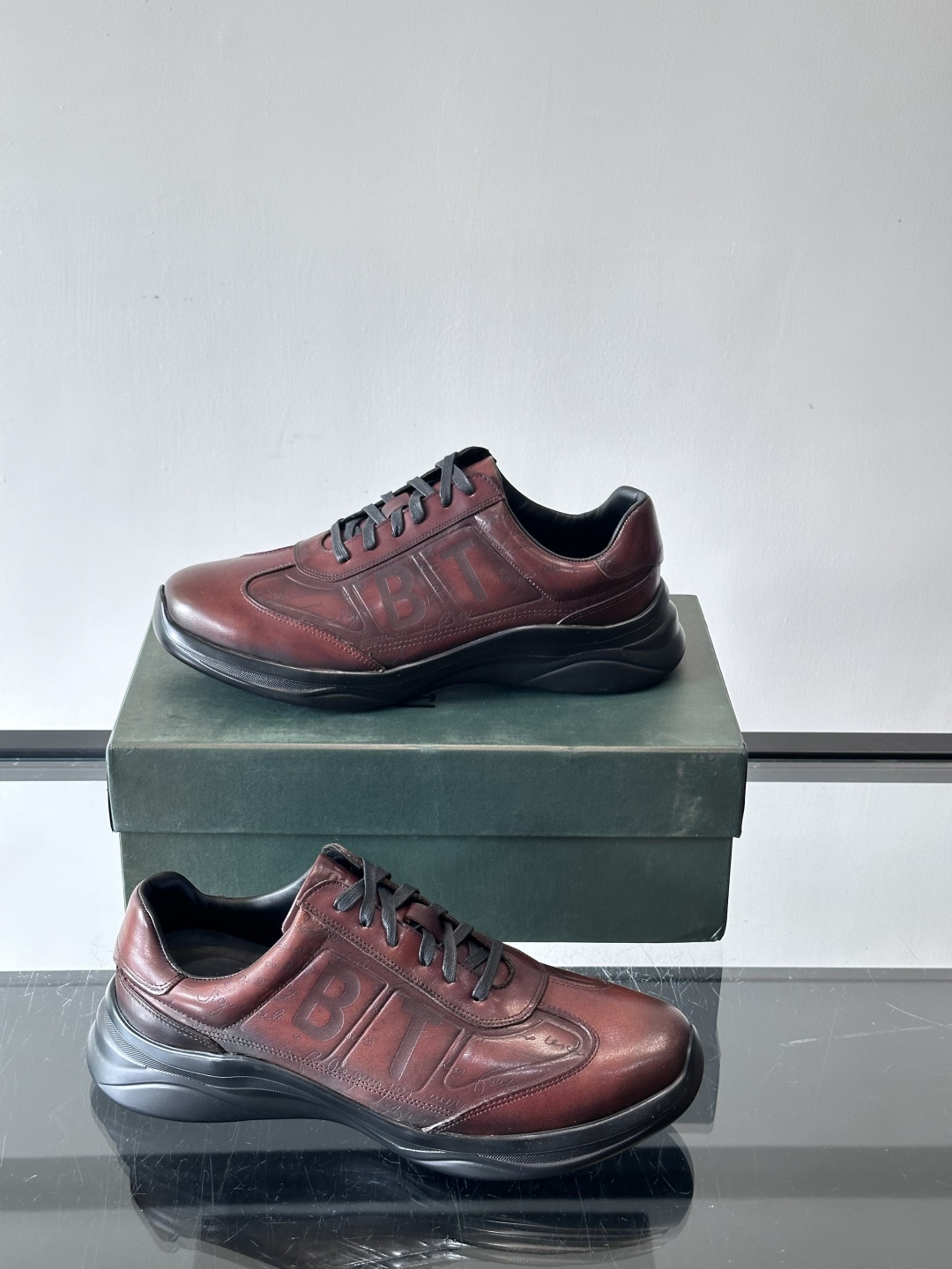 berl布鲁提男士真皮运动鞋意大利奢侈品牌出品，头层牛皮鞋面，质感细腻耐用。侧面有品牌压纹，辨识度超高。