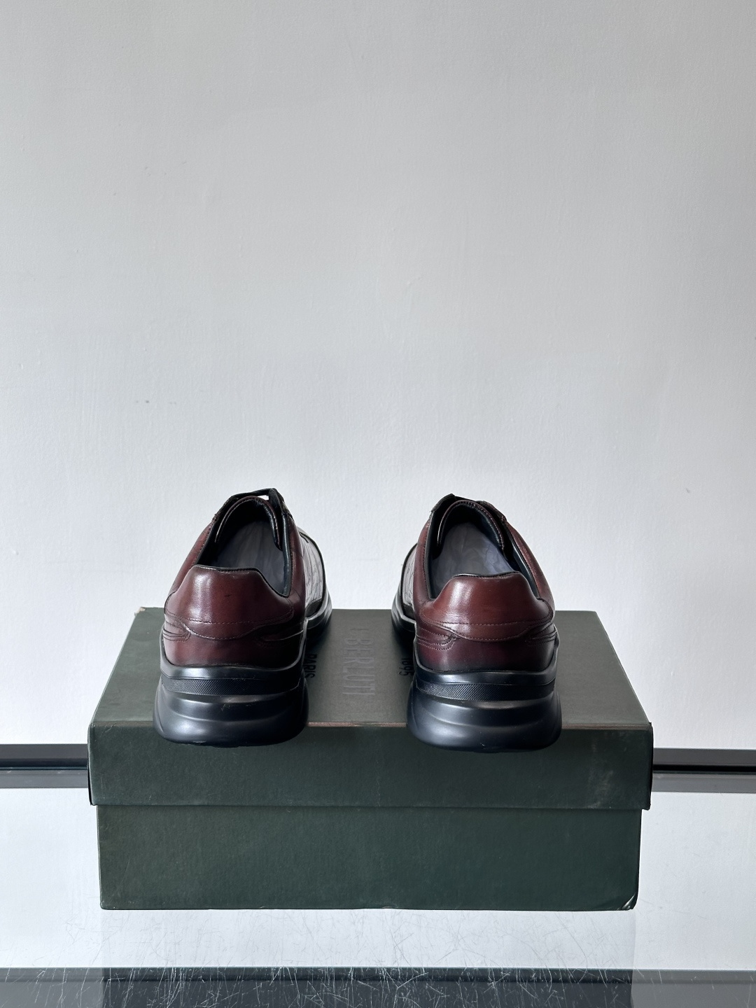 berl布鲁提男士真皮运动鞋意大利奢侈品牌出品，头层牛皮鞋面，质感细腻耐用。侧面有品牌压纹，辨识度超高。