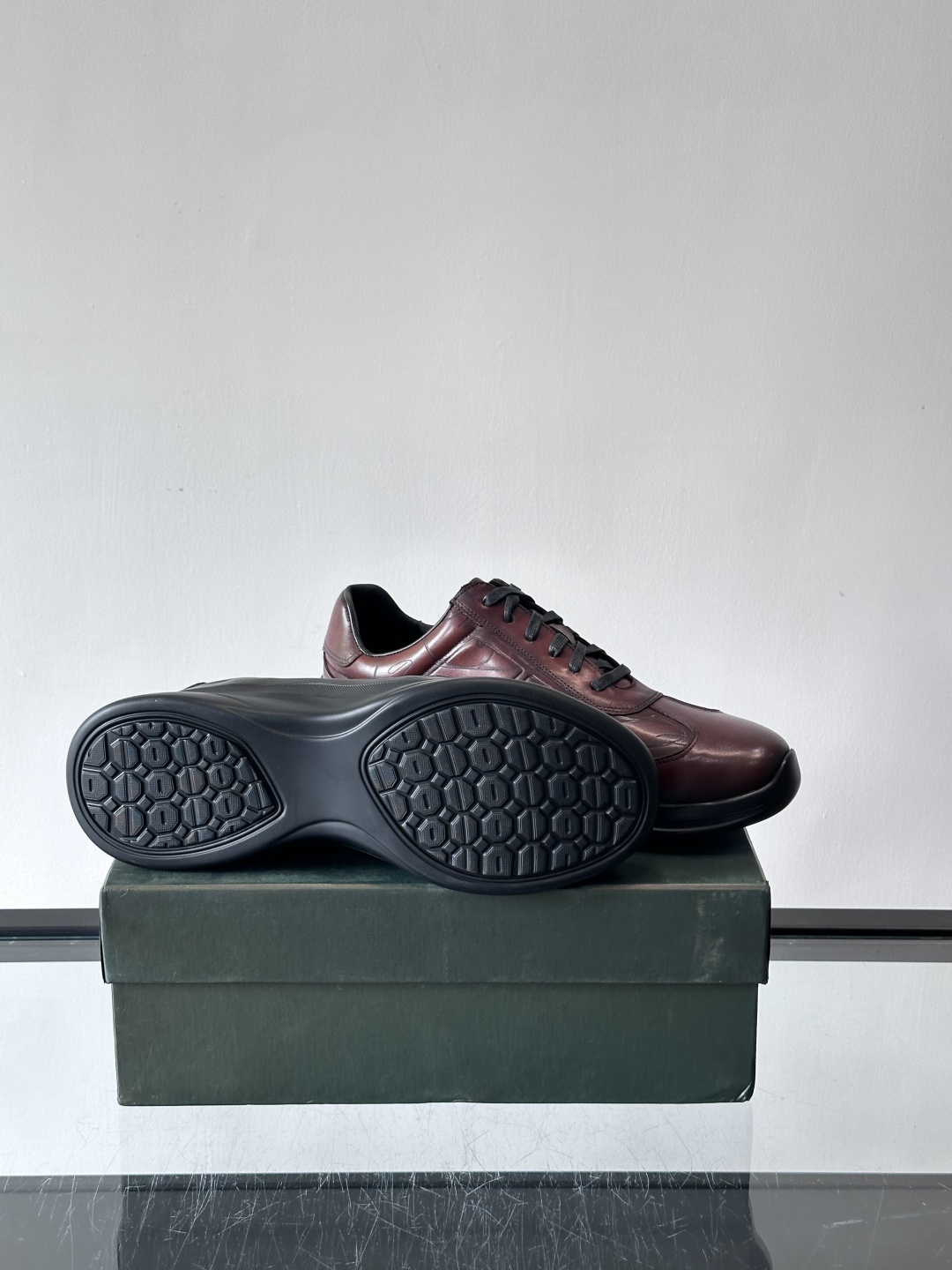 berl布鲁提男士真皮运动鞋意大利奢侈品牌出品，头层牛皮鞋面，质感细腻耐用。侧面有品牌压纹，辨识度超高。