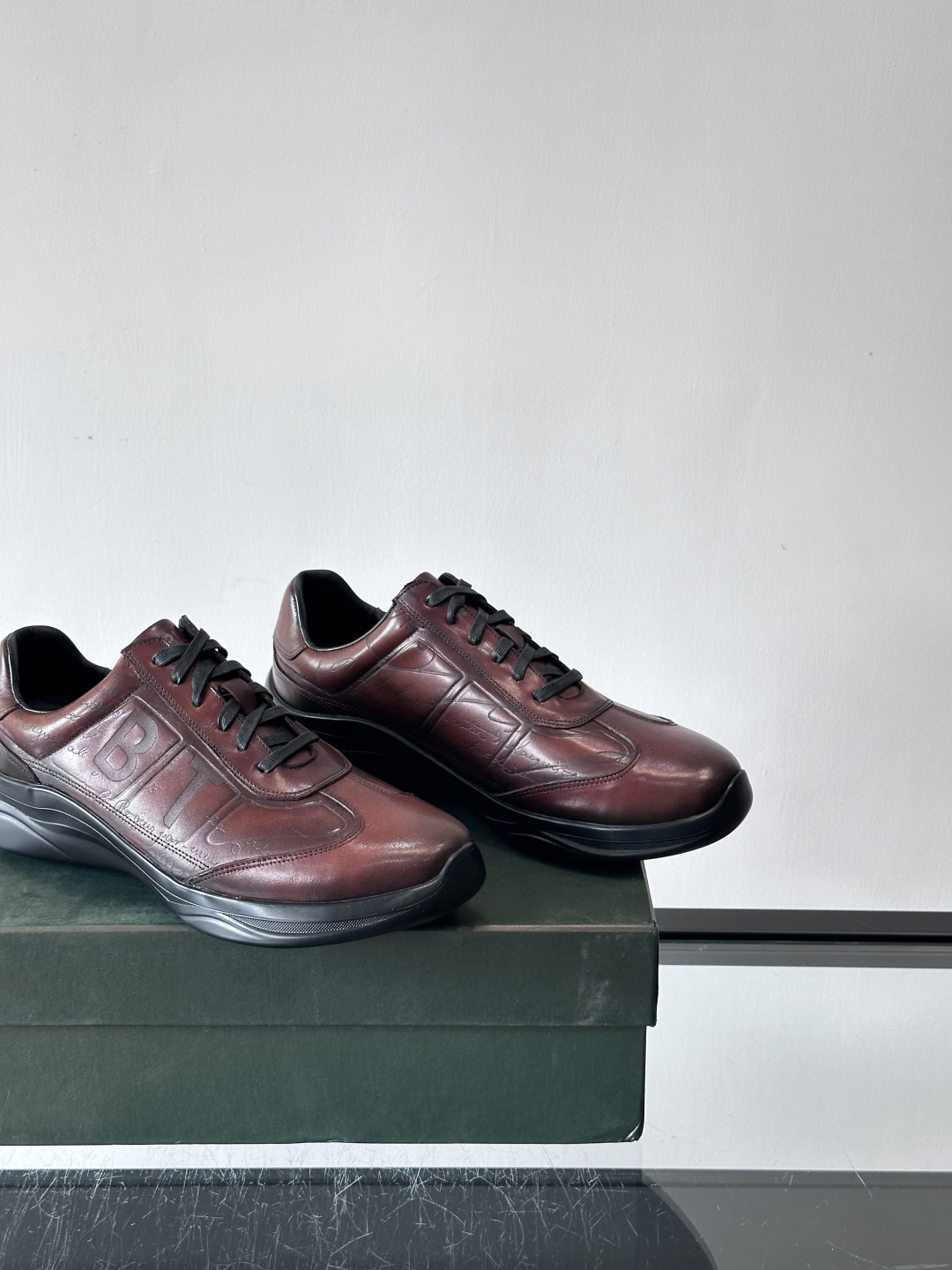 berl布鲁提男士真皮运动鞋意大利奢侈品牌出品，头层牛皮鞋面，质感细腻耐用。侧面有品牌压纹，辨识度超高。