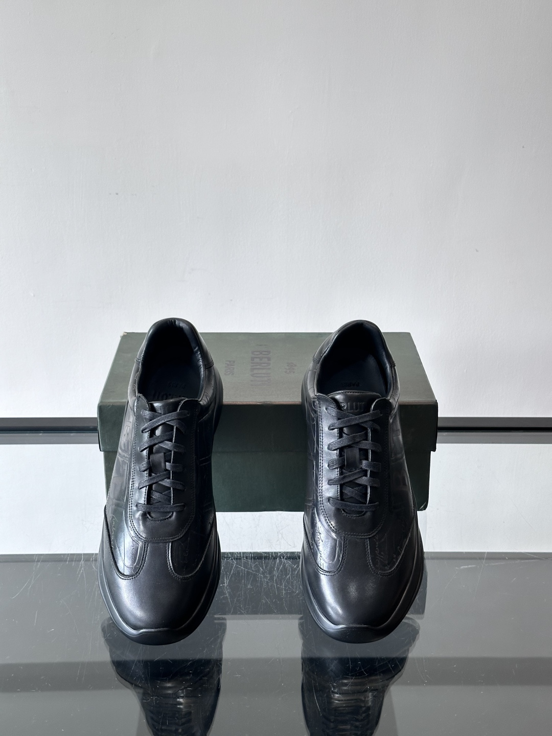 berl布鲁提男士真皮运动鞋意大利奢侈品牌出品，头层牛皮鞋面，质感细腻耐用。侧面有品牌压纹，辨识度超高。