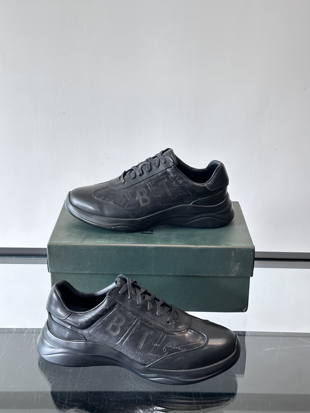 berl布鲁提男士真皮运动鞋意大利奢侈品牌出品，头层牛皮鞋面，质感细腻耐用。侧面有品牌压纹，辨识度超高。