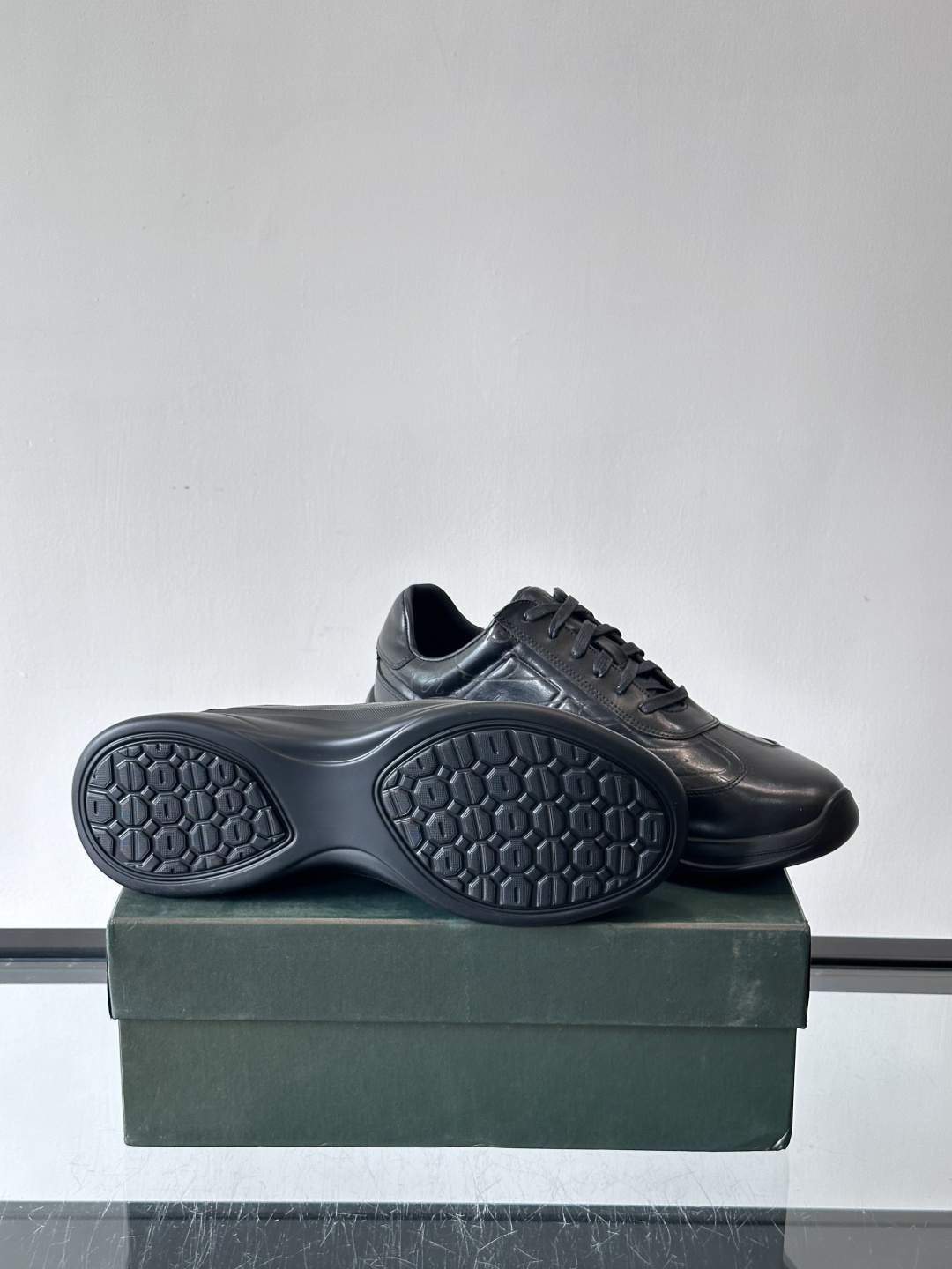 berl布鲁提男士真皮运动鞋意大利奢侈品牌出品，头层牛皮鞋面，质感细腻耐用。侧面有品牌压纹，辨识度超高。