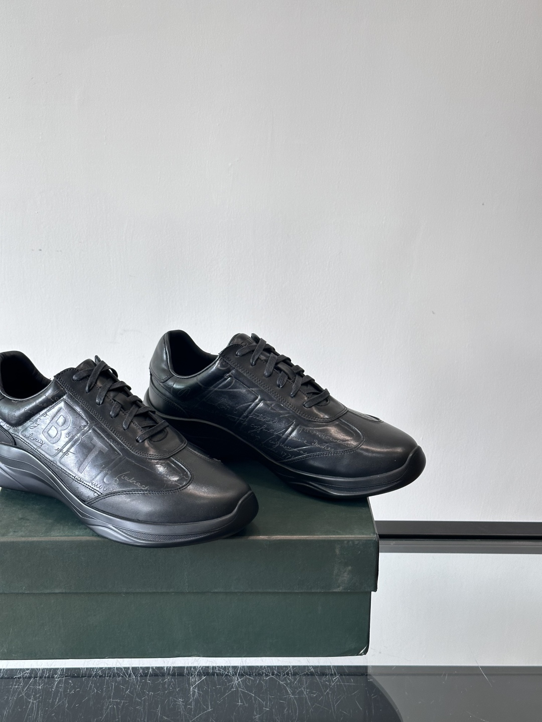 berl布鲁提男士真皮运动鞋意大利奢侈品牌出品，头层牛皮鞋面，质感细腻耐用。侧面有品牌压纹，辨识度超高。