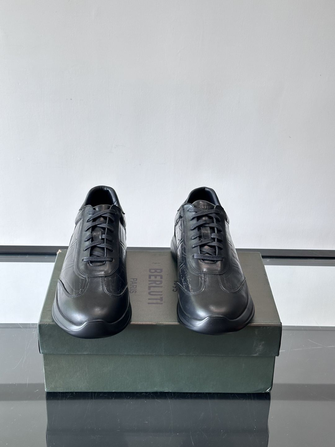 berl布鲁提男士真皮运动鞋意大利奢侈品牌出品，头层牛皮鞋面，质感细腻耐用。侧面有品牌压纹，辨识度超高。