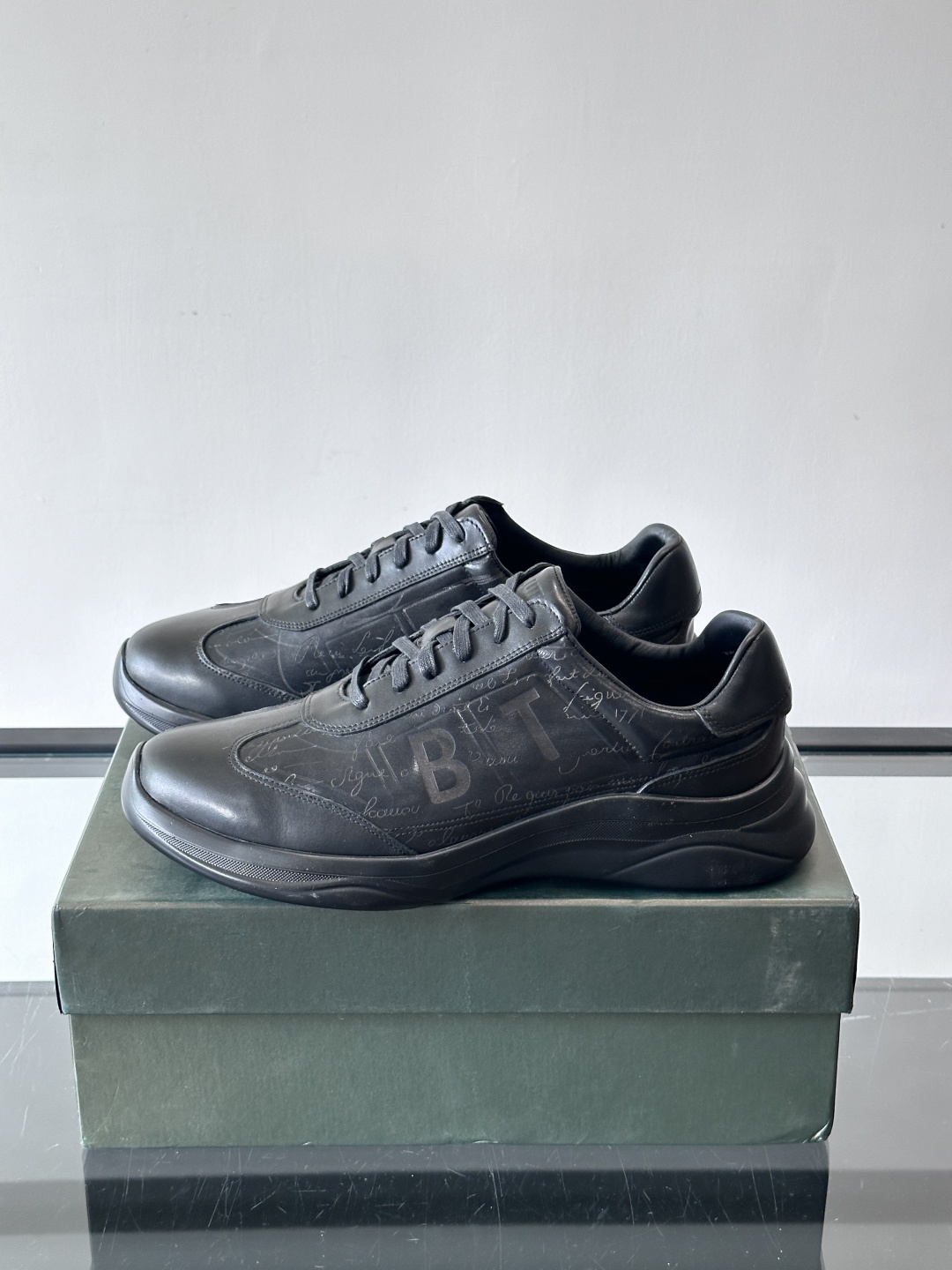 berl布鲁提男士真皮运动鞋意大利奢侈品牌出品，头层牛皮鞋面，质感细腻耐用。侧面有品牌压纹，辨识度超高。