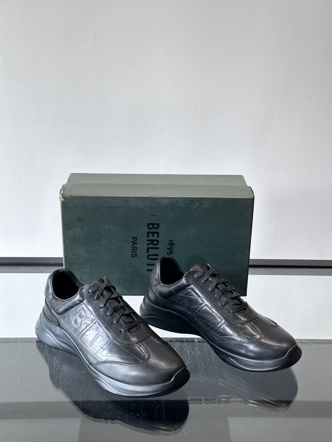 berl布鲁提男士真皮运动鞋意大利奢侈品牌出品，头层牛皮鞋面，质感细腻耐用。侧面有品牌压纹，辨识度超高。