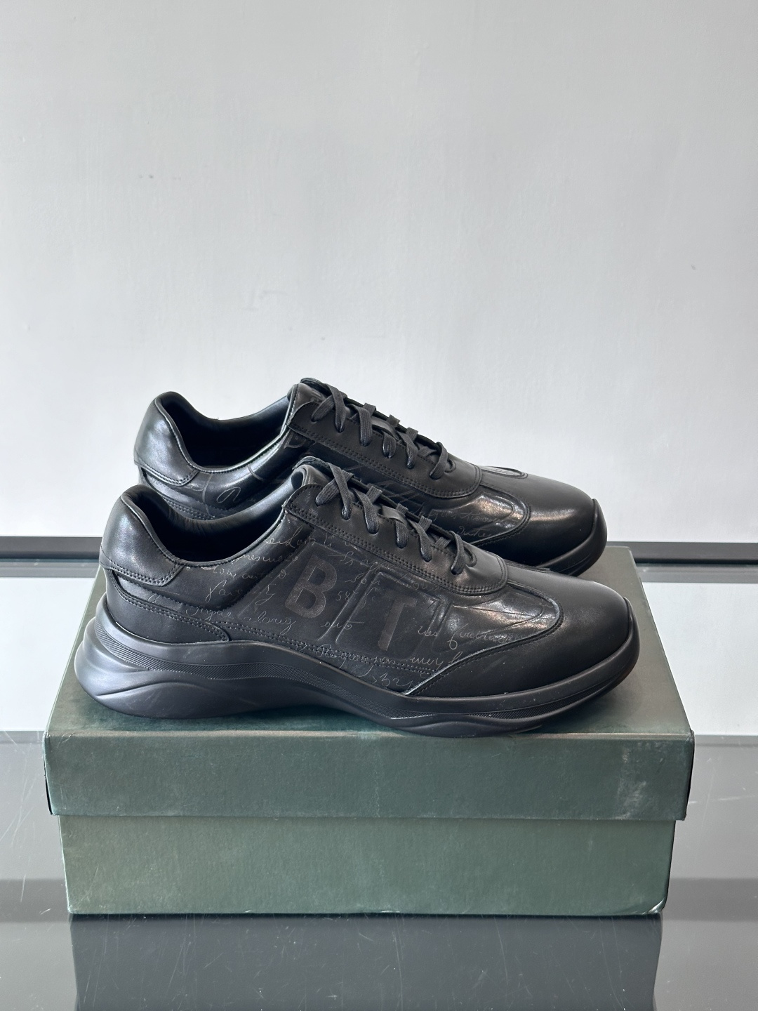 berl布鲁提男士真皮运动鞋意大利奢侈品牌出品，头层牛皮鞋面，质感细腻耐用。侧面有品牌压纹，辨识度超高。