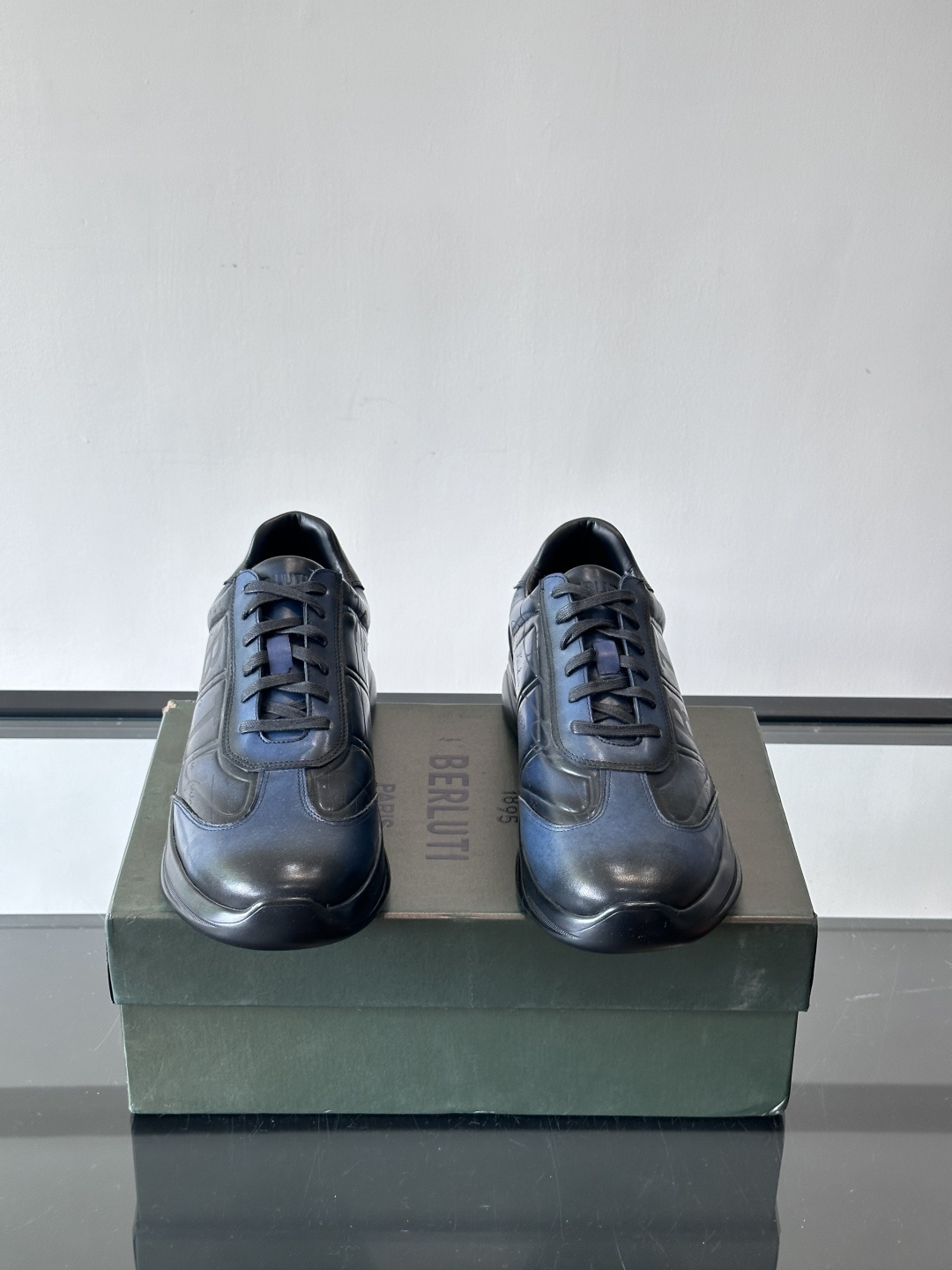 berl布鲁提男士真皮运动鞋意大利奢侈品牌出品，头层牛皮鞋面，质感细腻耐用。侧面有品牌压纹，辨识度超高。