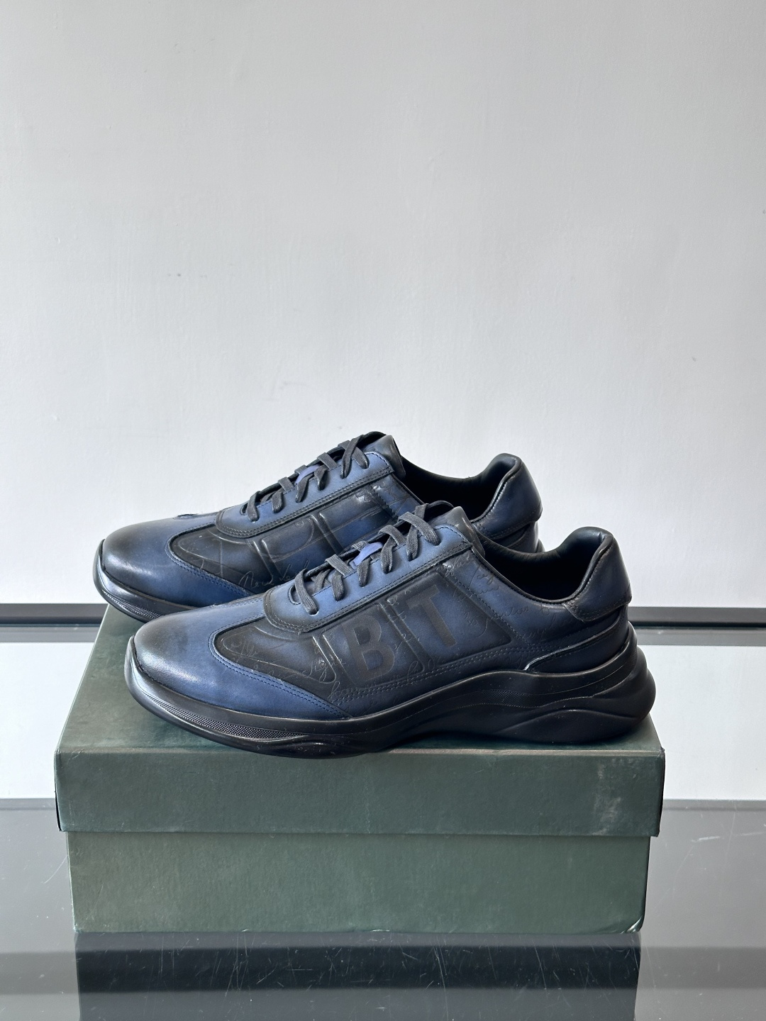 berl布鲁提男士真皮运动鞋意大利奢侈品牌出品，头层牛皮鞋面，质感细腻耐用。侧面有品牌压纹，辨识度超高。