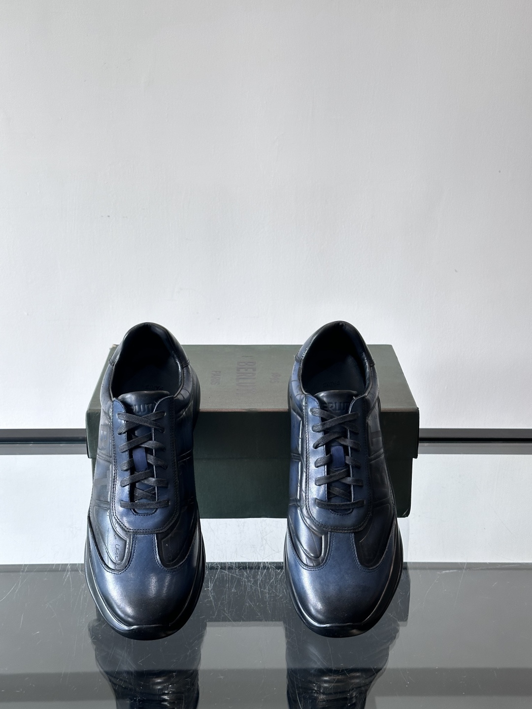 berl布鲁提男士真皮运动鞋意大利奢侈品牌出品，头层牛皮鞋面，质感细腻耐用。侧面有品牌压纹，辨识度超高。