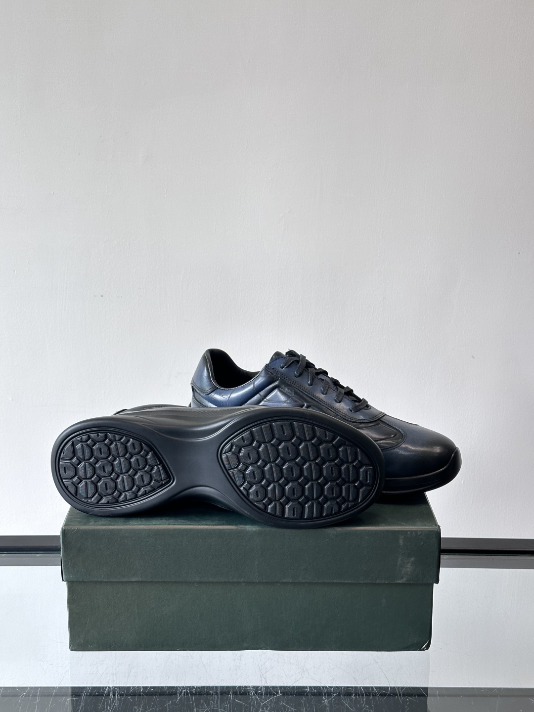 berl布鲁提男士真皮运动鞋意大利奢侈品牌出品，头层牛皮鞋面，质感细腻耐用。侧面有品牌压纹，辨识度超高。