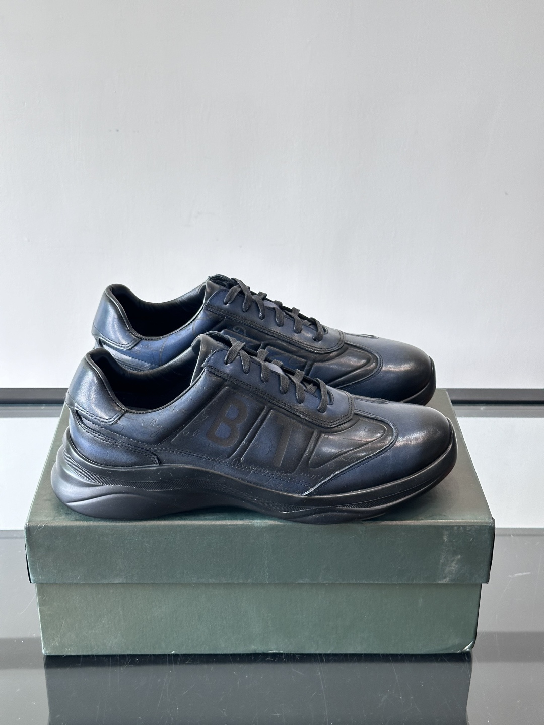 NO:603959,Berluti men's genuine leather sneakers are produced by an Italian luxury brand. They have a first-layer cowhide upper with fine and durable texture. There are brand embossing on the side, which is highly recognizable. The thick black rubber sole has good cushioning effect and is not tiring after walking for a long time. The overall style is simple and elegant, and can be easily used for business and leisure. It is even better in autumn and winter., size 39-46 (customized at 45.46), Berluti, sneakers, cowhide19860909berl布鲁提男士真皮运动鞋 意大利奢侈品牌出品,头层牛皮鞋面,质感细腻耐用.侧面有品牌压纹,辨识度超高.黑色橡胶厚底,缓震效果好,长时间走路也不累 .整体简约大气,商务休闲都能轻松驾驭,秋冬季节搭配更出彩 . ,size39-46（45.46定做）,Berluti 布鲁提,sneakers,cowhide,Men's shoes