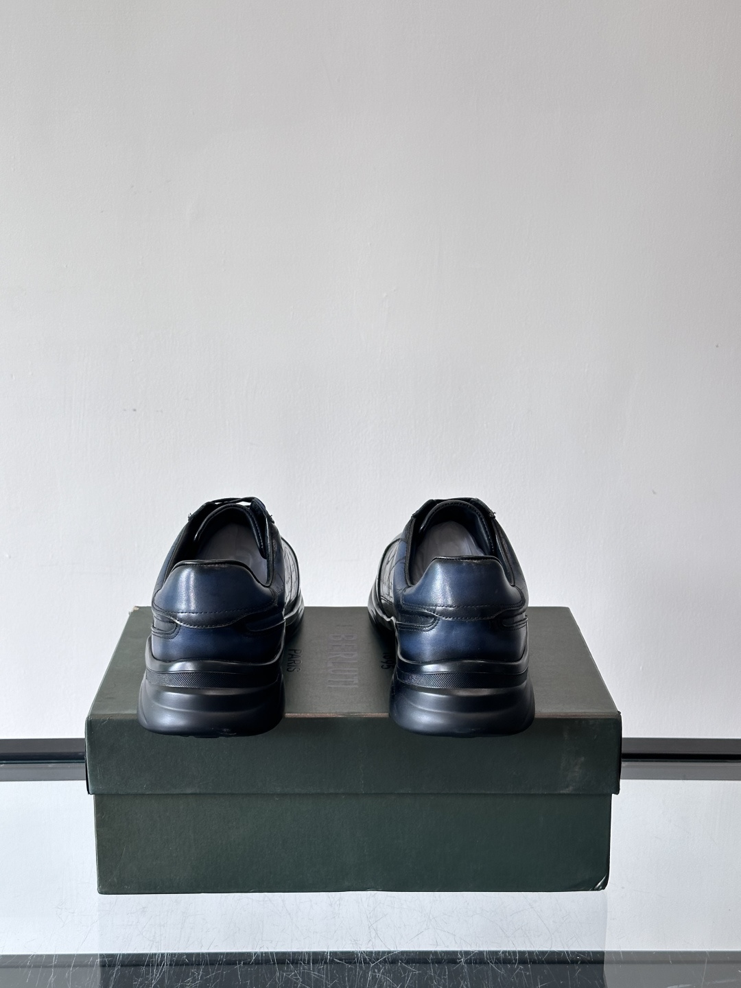 berl布鲁提男士真皮运动鞋意大利奢侈品牌出品，头层牛皮鞋面，质感细腻耐用。侧面有品牌压纹，辨识度超高。