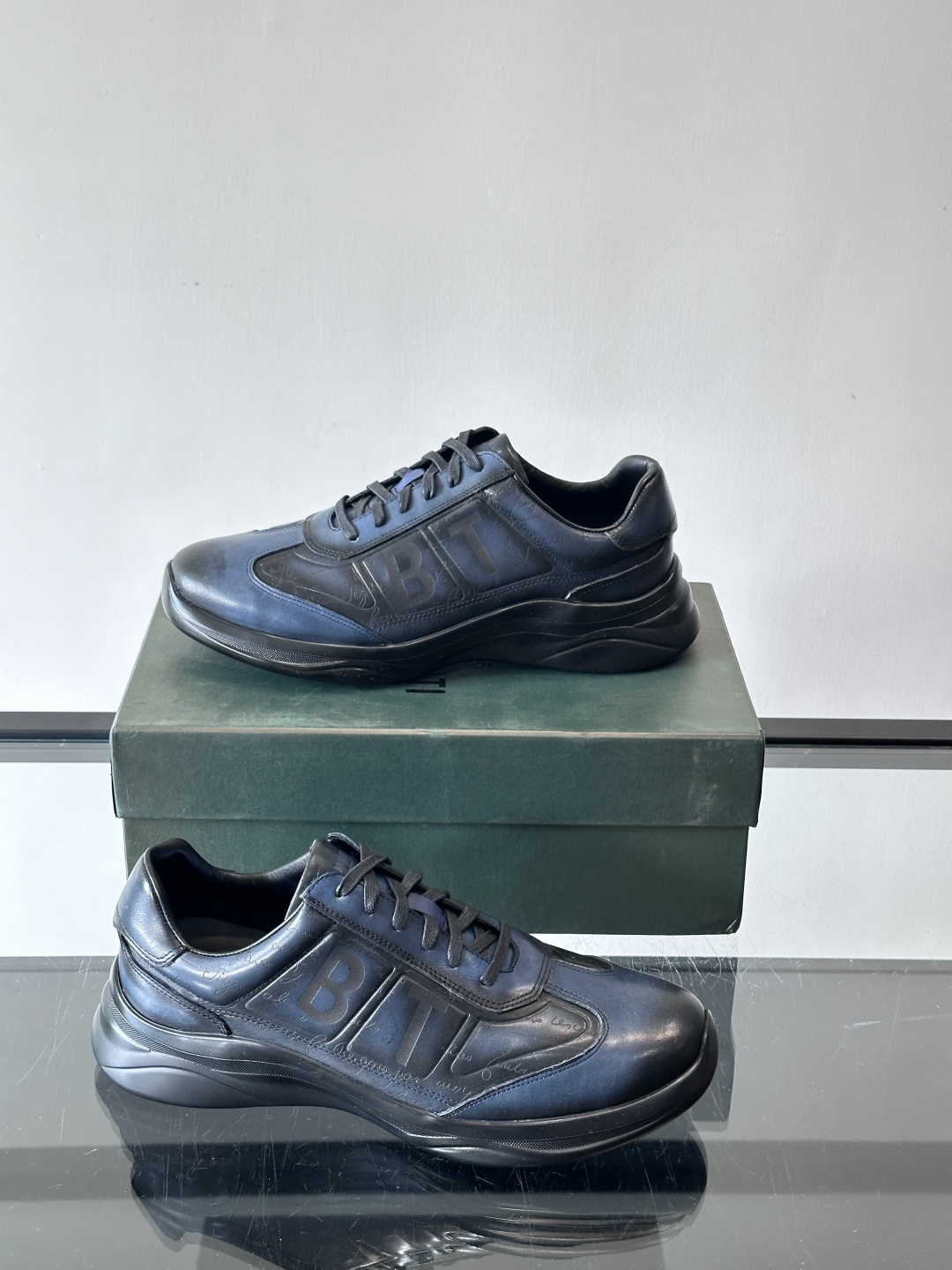 berl布鲁提男士真皮运动鞋意大利奢侈品牌出品，头层牛皮鞋面，质感细腻耐用。侧面有品牌压纹，辨识度超高。