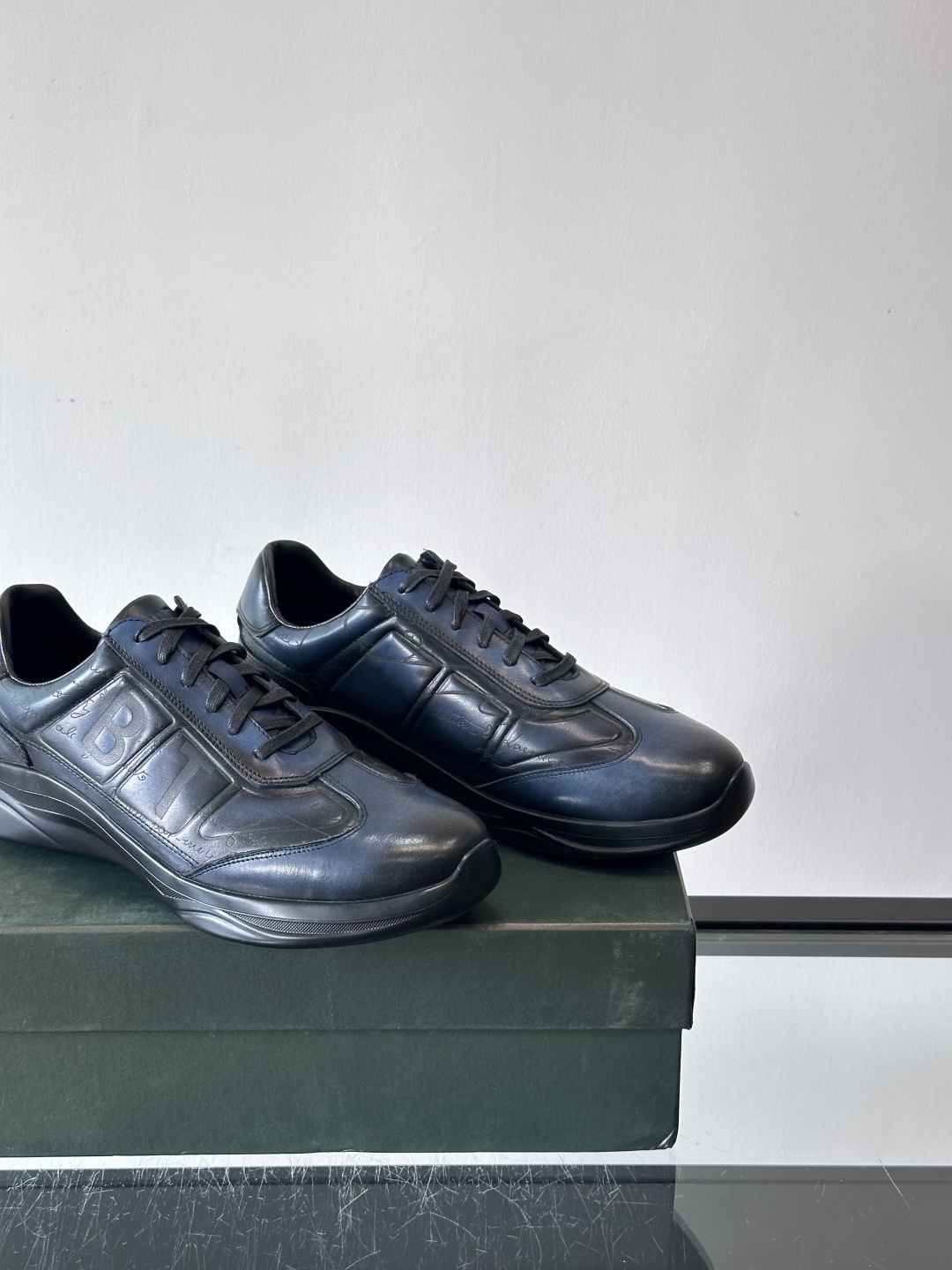berl布鲁提男士真皮运动鞋意大利奢侈品牌出品，头层牛皮鞋面，质感细腻耐用。侧面有品牌压纹，辨识度超高。