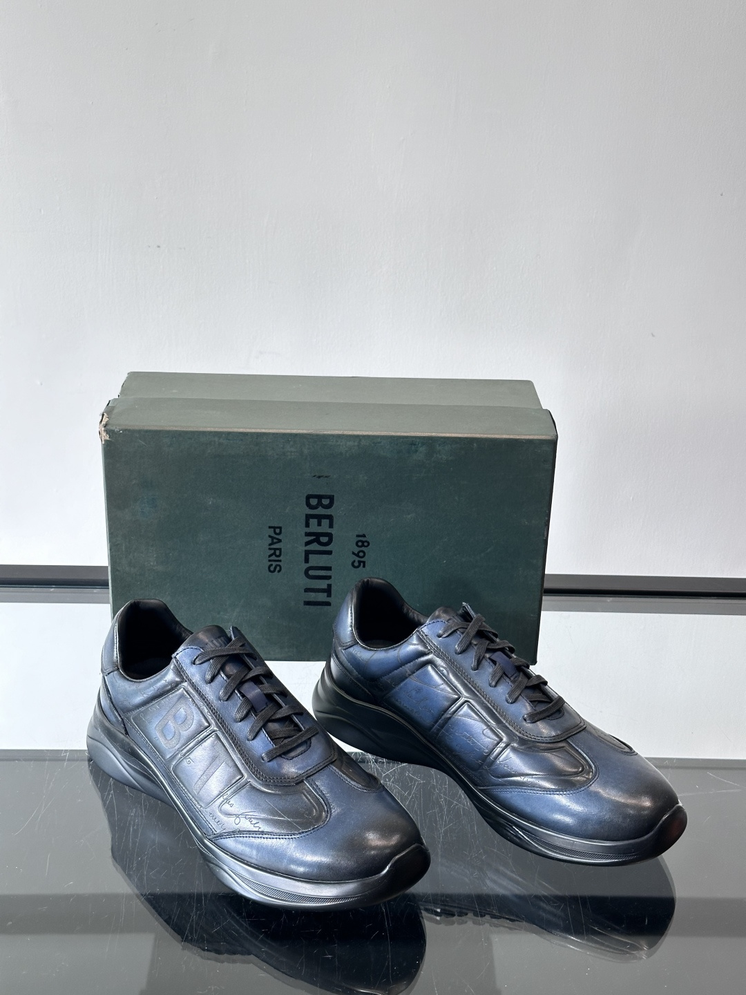 berl布鲁提男士真皮运动鞋意大利奢侈品牌出品，头层牛皮鞋面，质感细腻耐用。侧面有品牌压纹，辨识度超高。