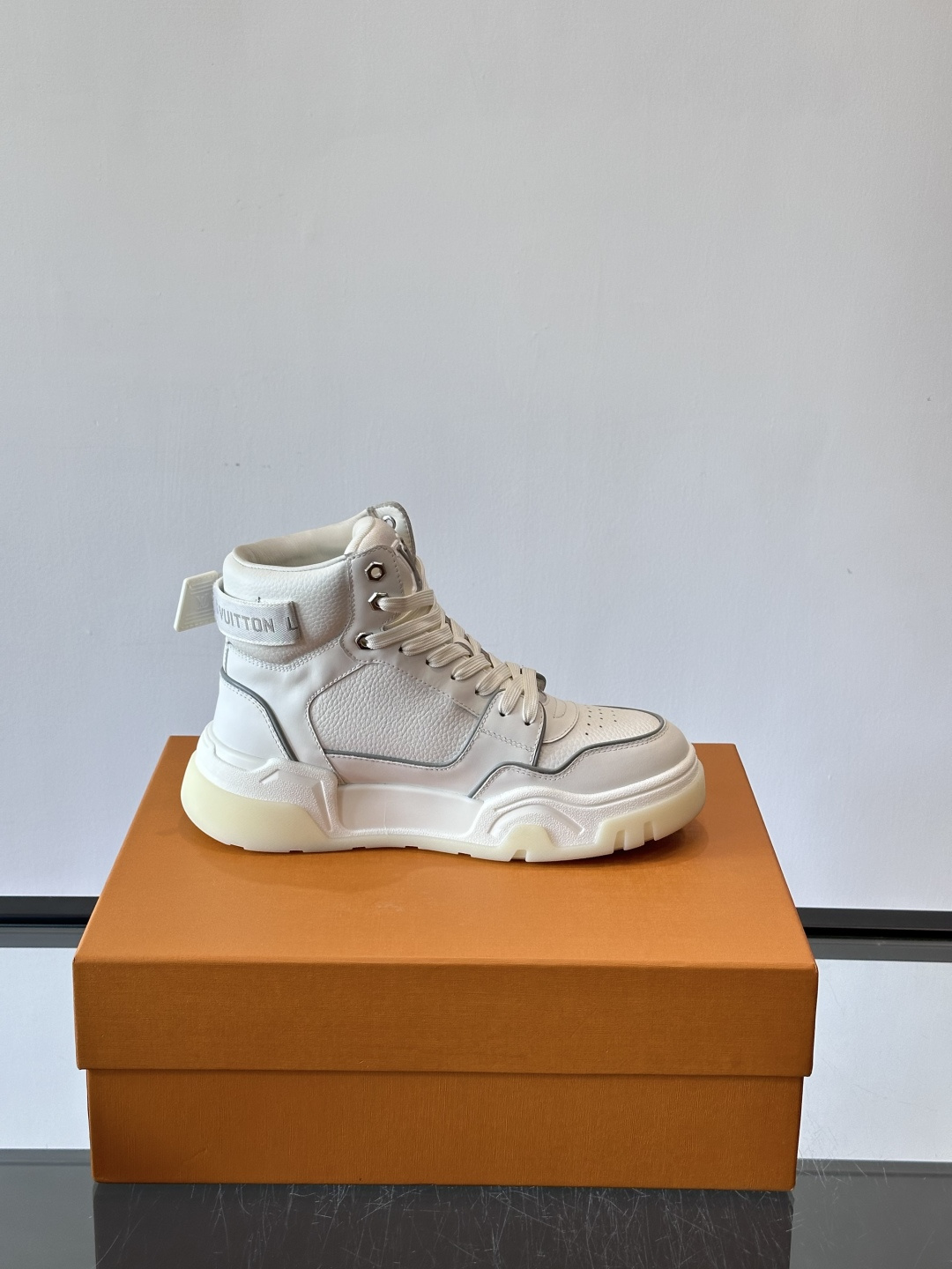 L. v. 男士秋冬厚底高帮休闲运动鞋，2025秀场的潮流风向，鞋面原版印花材质拼接设计，品牌logo装