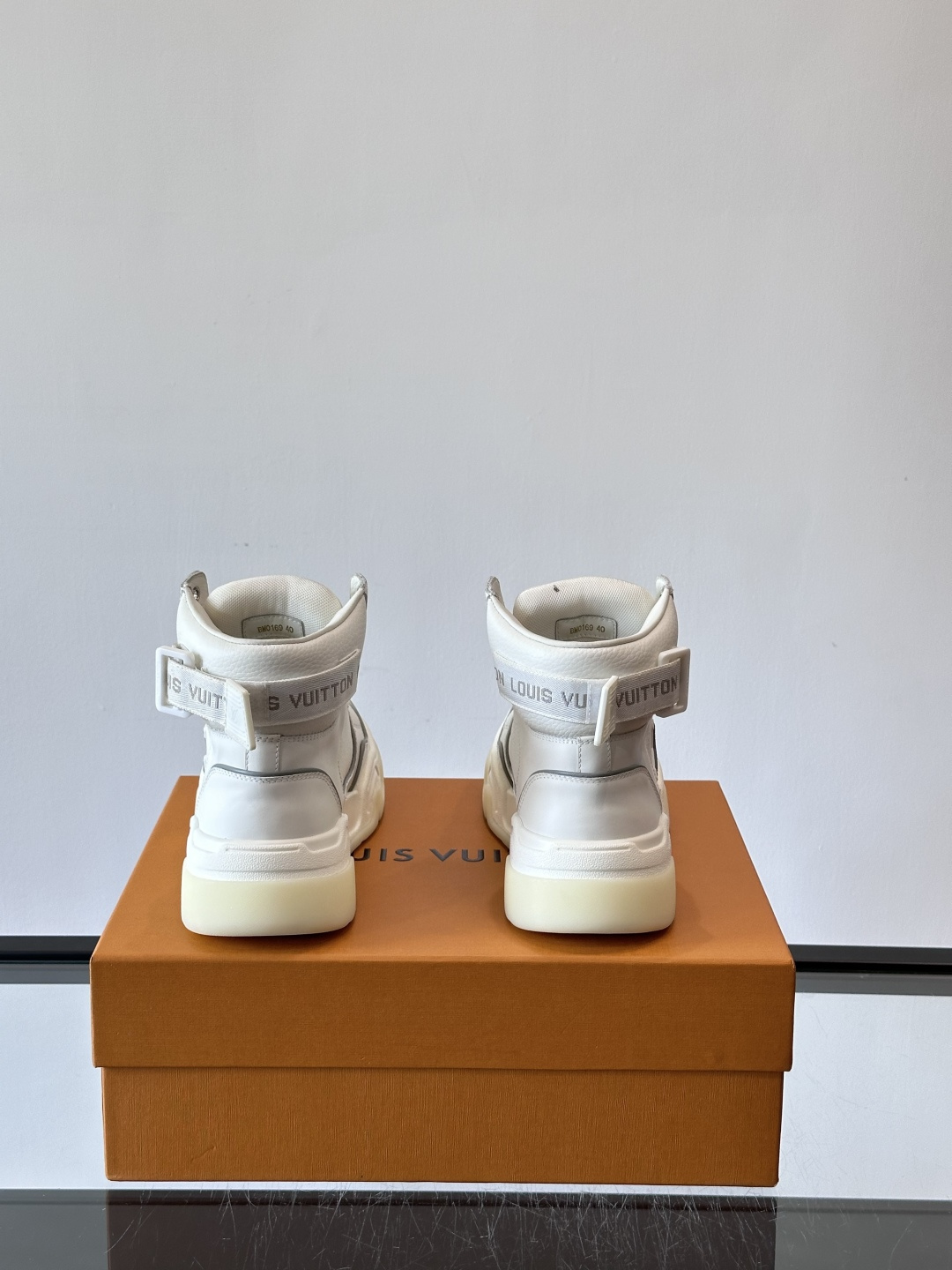 L. v. 男士秋冬厚底高帮休闲运动鞋，2025秀场的潮流风向，鞋面原版印花材质拼接设计，品牌logo装