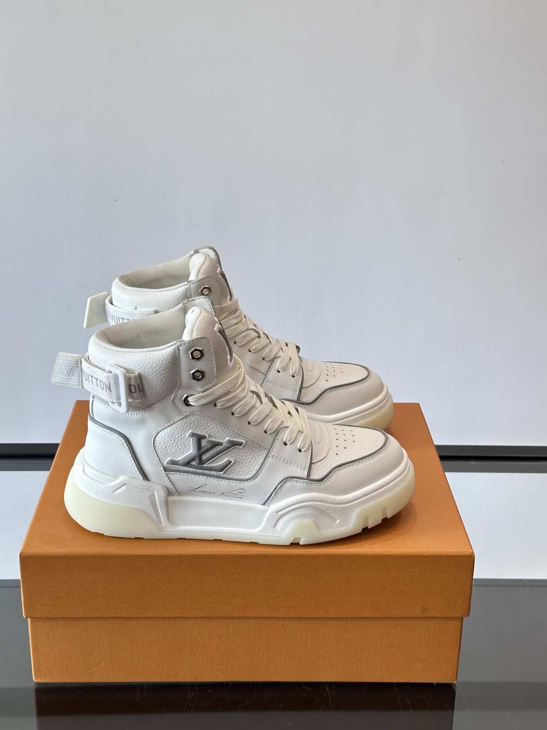 L. v. 男士秋冬厚底高帮休闲运动鞋，2025秀场的潮流风向，鞋面原版印花材质拼接设计，品牌logo装