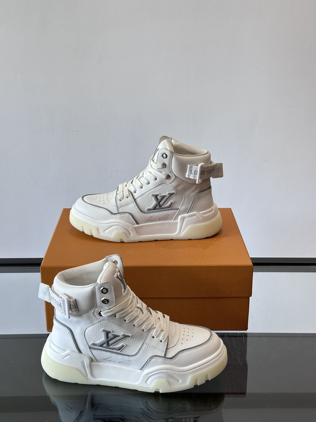 L. v. 男士秋冬厚底高帮休闲运动鞋，2025秀场的潮流风向，鞋面原版印花材质拼接设计，品牌logo装